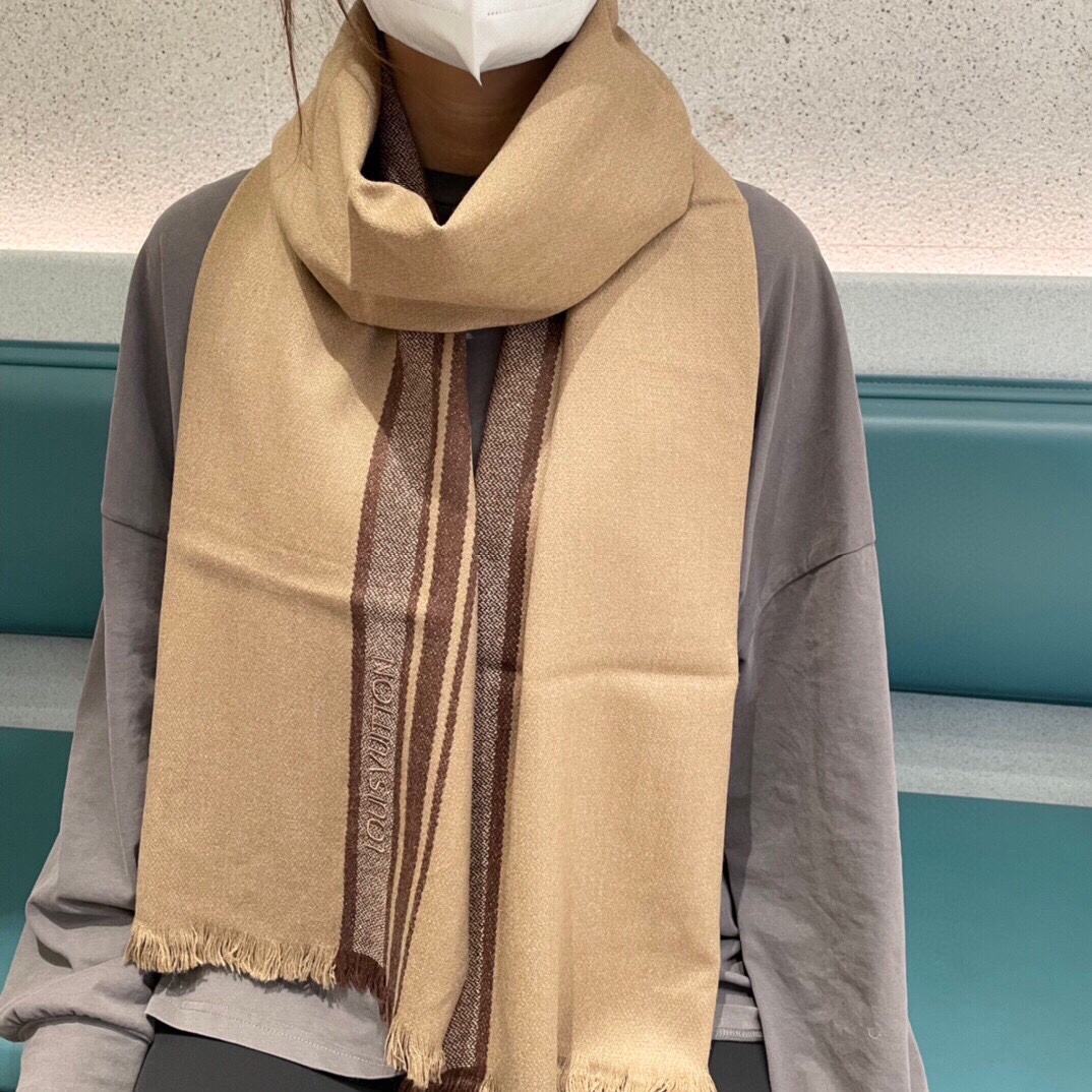 NO:168672,New popular products, couples LV, exclusive cow goods, luxury is all between sizes, high-end quality with super high cashmere quality, this brand will be favored by this product, which is rare scarf knitted on the market, it is really super high-end goods, only this big brand will have every color, love, every color is left. Good goods sold for one less, imported cashmere size 180 *32, high-version scarf, louis vuitton19860909爆款上新 情侣款LV 独家牛货 奢华尽在尺寸之间,高端品质具有超高羊绒品质才会被此品牌青睐这种精品是市场上及其少见的围巾针织,真是超级高端货只有这种大品牌才会拥有每色都是大爱每色都留.卖一条少一条的好货 进口羊绒 尺寸180 *32,高版本围巾,louis vuitton,scarf