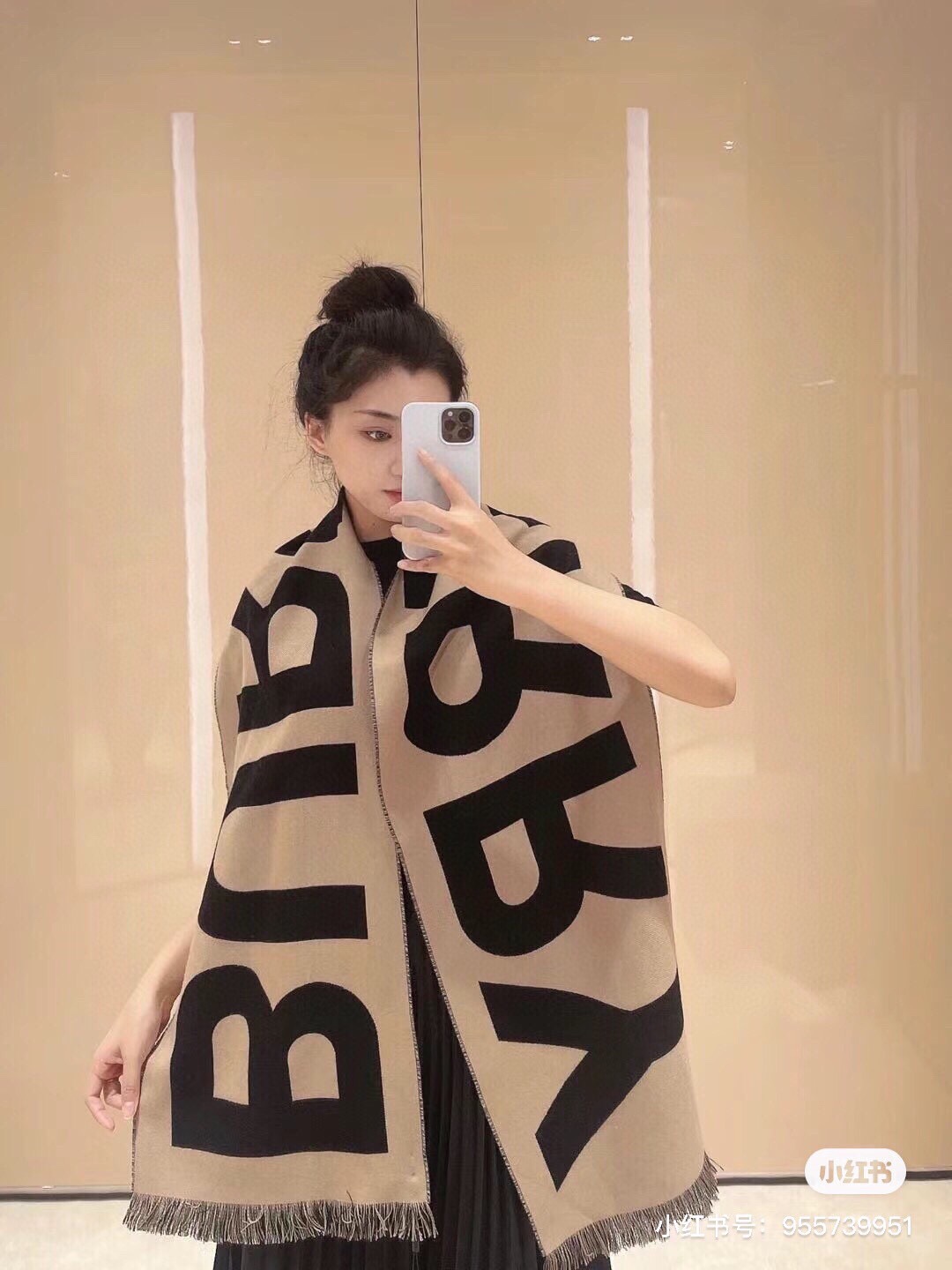 NO:168613,New BURBERRY double-sided wear!  Wool and glossy blended long scarf!  As if the stars scattered all over the ground are looking forward to the upper body effect, the halo accessories of the male and female protagonists!  Thin fringes at both ends rectangular. Size 33*188.91 Wool 7 viscose fiber 2 sense polyester fiber!  , High-version scarf, Burberry19860909上新BURBERRY双面佩戴！羊毛与亮泽混纺长巾！大仿佛散落一地的星星点点期待上身效果 男女主角光环配饰搭配！两端细流苏 长方形.尺寸33*188.91羊毛7黏胶纤维2感聚酯纤维！,高版本围巾,burberry,scarf