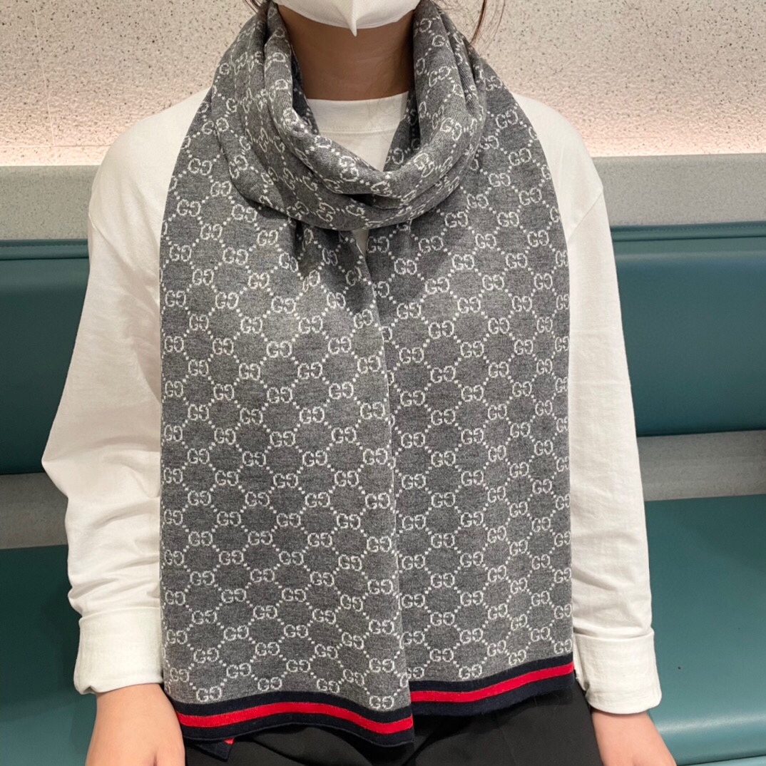 NO:168653,The latest model of the counter is coming to the top color weaving process. This process is only available in the real OEM factory. Top knitted and cashmere scarf. High-end products. Fashion brand colors are super positive, super soft, warm and skin-friendly. Simple plain colors are very elegant. It is really rare. The 32*180cm size long scarf is definitely a high-end quality that is slow to use. Wear it, you can go to the major counters for a walk with confidence. High-version scarf.19860909专柜最新款古奇火爆来袭顶级色织工艺此工艺只有大牌纯正代工厂才有的工艺顶级针织加羊绒围巾高尖端产物时尚大牌颜色超正超级柔软保暖亲肤,简单的素色非常大气..真的是臻品罕见.32*180cm尺寸长巾绝对是手慢无的高端精品戴着它可以放心的去各大专柜遛弯哦,,高版本围巾,scarf