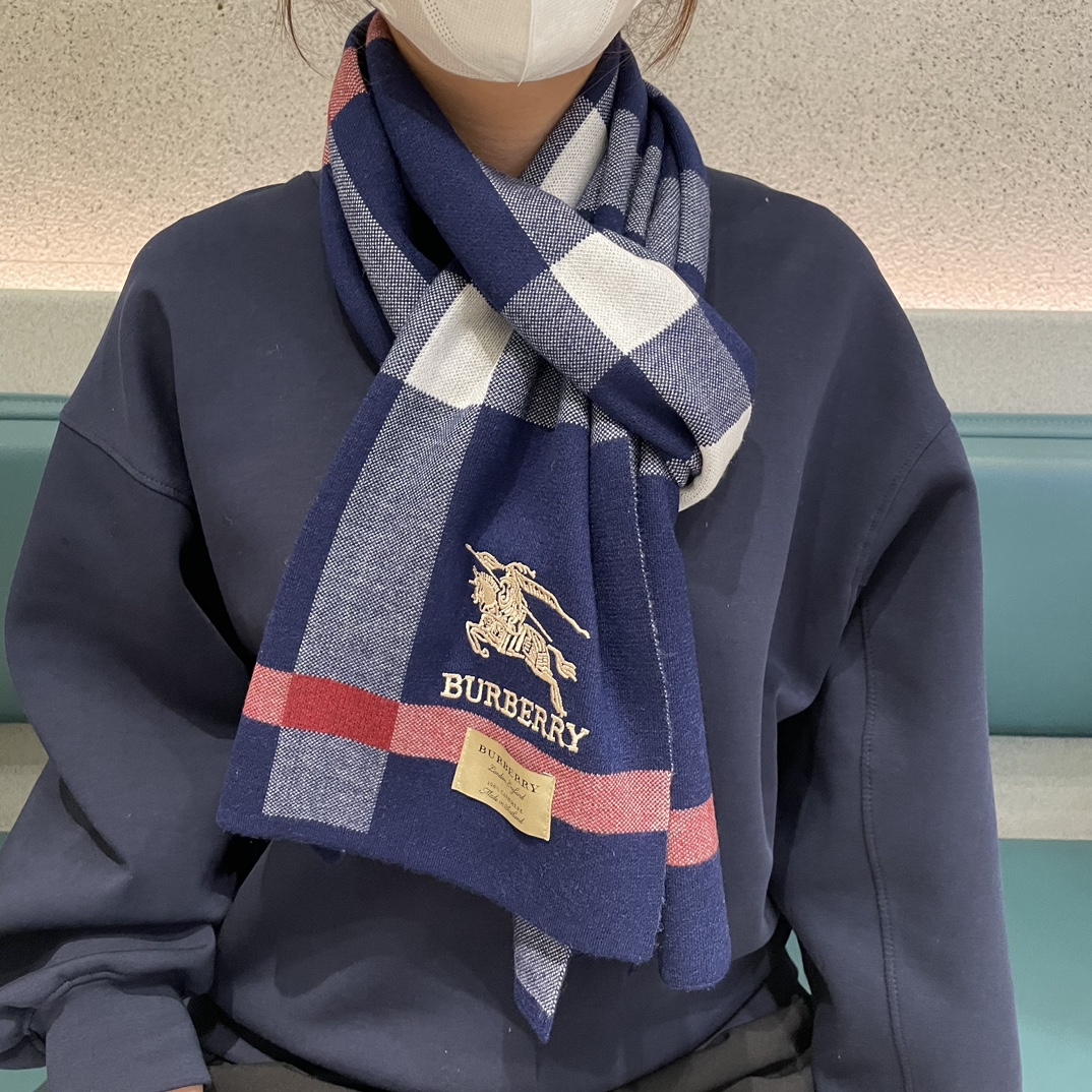 NO:168658,The hot-selling couple model B home [Classic War Horse] Exclusive cow product Luxury is all in the size, high-end quality with super high cashmere quality will be favored by this brand. This boutique is a rare scarf knitted on the market. It is really a super high-end product. Only this big brand will have every color, love, and keep every color. Good goods sold for one less. Imported knitted cashmere size 180*32, high-version scarf19860909爆款上新 情侣款B家【经典战马】独家牛货 奢华尽在尺寸之间,高端品质具有超高羊绒品质才会被此品牌青睐这种精品是市场上及其少见的围巾针织,真是超级高端货只有这种大品牌才会拥有每色都是大爱每色都留.卖一条少一条的好货 进口针织羊绒 尺寸180*32,高版本围巾,scarf