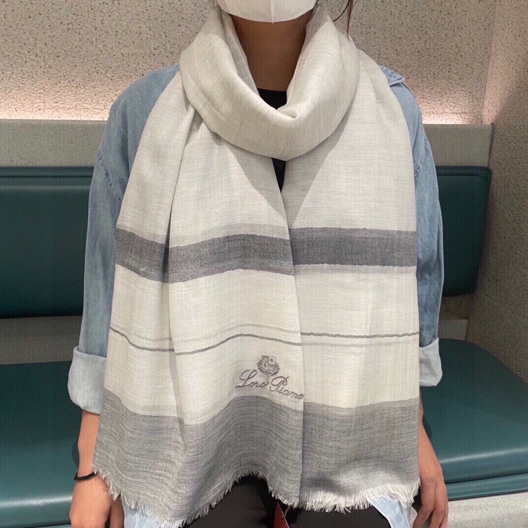 NO:168663,LP top original single [LP striped long scarf] high-end products are presented with a heavy weight, unprecedented, pure cashmere, and it feels so good that it is definitely another slow-handed one. The craftsmanship uses imported 300 pure cashmeres combined with colored edge embellishments, which is very classy, ​​low-key and small luxury. Size 90*205cm Imported pure cashmere woven, high-version scarf, loro piana19860909LP极品原单【LP条纹长巾】高尖端产物重磅呈现 ,绝无仅有 史无前例 纯山羊绒 手感好到爆绝对又是一款手慢无 工艺上采用的是进口300支纯羊绒结合彩边点缀,非常显档次,低调中带着小奢华.尺寸90*205cm 进口纯羊绒织就,高版本围巾,loro piana,scarf