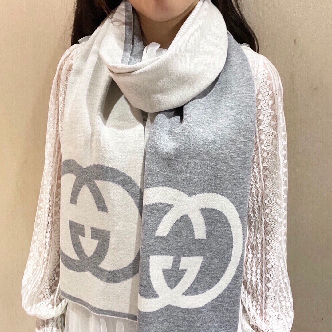 NO:169034,The latest model of the counter is coming to the top color weaving process. This process is only available in the real OEM factory. Top knitted and cashmere scarf. High-end products. Fashion brand colors are super positive, super soft, warm and skin-friendly. Simple plain colors are very elegant. It is really rare. The 32*cm size long scarf is definitely a high-end quality that is slow to use. Wear it, you can go to the major counters for a walk with confidence. High-version scarf.19860909专柜最新款古奇火爆来袭顶级色织工艺此工艺只有大牌纯正代工厂才有的工艺顶级针织加羊绒围巾高尖端产物时尚大牌颜色超正超级柔软保暖亲肤,简单的素色非常大气..真的是臻品罕见.32*cm尺寸长巾绝对是手慢无的高端精品戴着它可以放心的去各大专柜遛弯哦,,高版本围巾,scarf