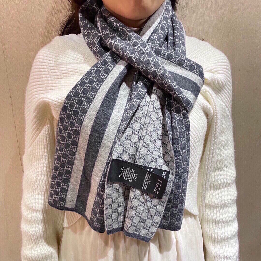 NO:169050,The latest model of the counter is coming to the top color weaving process. This process is only available in the real OEM factory. Top knitted and cashmere scarf. High-end products. Fashion brand colors are super positive, super soft, warm and skin-friendly. Simple plain colors are very elegant. It is really rare. The 32*cm size long scarf is definitely a high-end quality that is slow to use. Wear it, you can go to the major counters for a walk with confidence. High-version scarf.19860909专柜最新款古奇火爆来袭顶级色织工艺此工艺只有大牌纯正代工厂才有的工艺顶级针织加羊绒围巾高尖端产物时尚大牌颜色超正超级柔软保暖亲肤,简单的素色非常大气..真的是臻品罕见.32*cm尺寸长巾绝对是手慢无的高端精品戴着它可以放心的去各大专柜遛弯哦,,高版本围巾,scarf