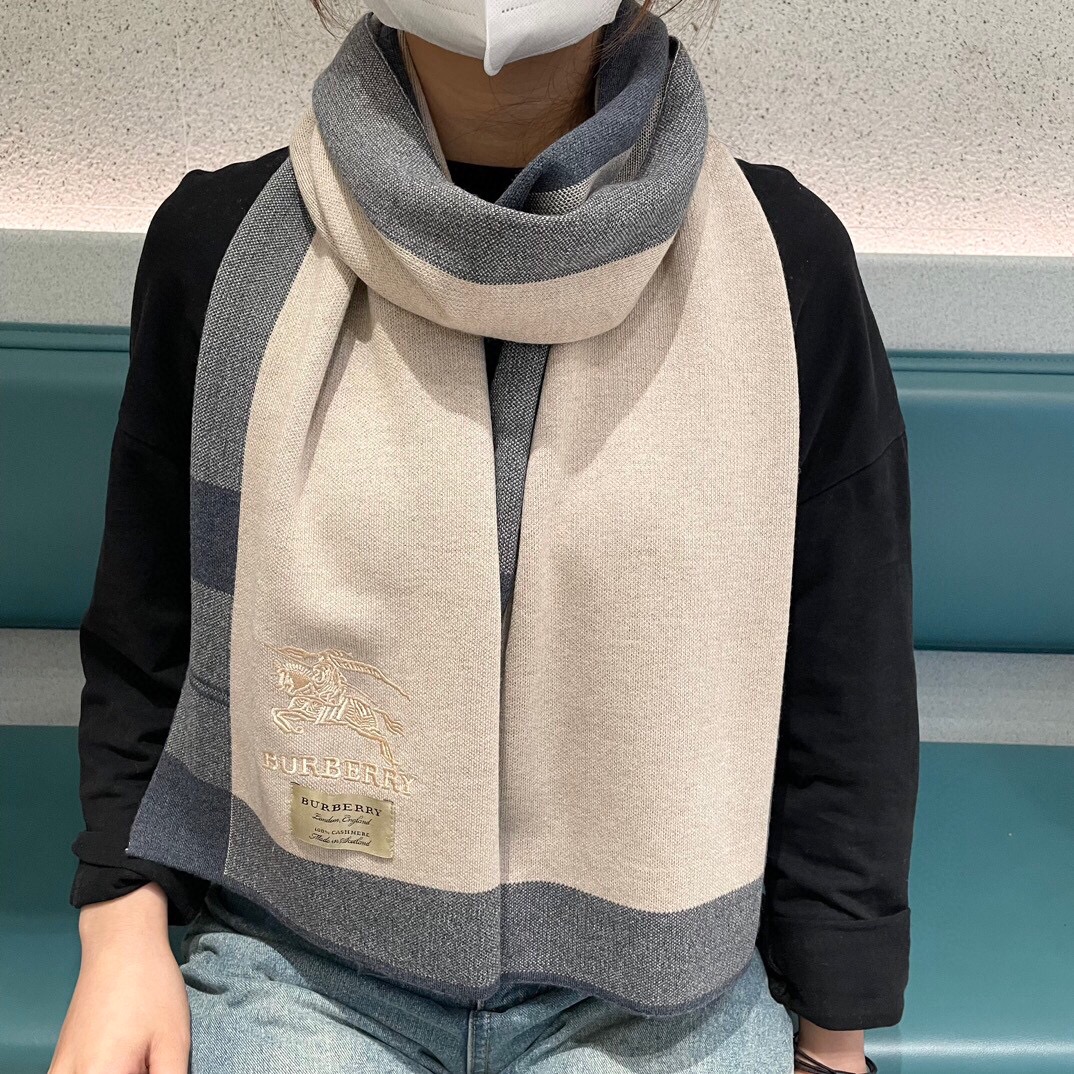 NO:169055,The hot-selling couple model B home [Classic War Horse] Exclusive cow product Luxury is all in the size, high-end quality with super high cashmere quality will be favored by this brand. This boutique is a rare scarf knitted on the market. It is really a super high-end product. Only this big brand will have every color, love, and keep every color. Good goods sold for one less. Imported knitted cashmere size *32, high-version scarf19860909爆款上新 情侣款B家【经典战马】独家牛货 奢华尽在尺寸之间,高端品质具有超高羊绒品质才会被此品牌青睐这种精品是市场上及其少见的围巾针织,真是超级高端货只有这种大品牌才会拥有每色都是大爱每色都留.卖一条少一条的好货 进口针织羊绒 尺寸*32,高版本围巾,scarf