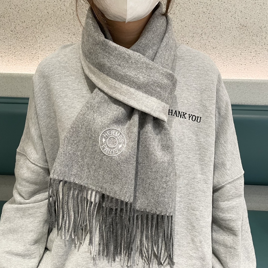 NO:169018,New Hermes men's and women's scarves are bought and cherished~ They are all export orders, so it is difficult to find something that is exquisite and exquisite. You must collect this H-home women's scarf. The style is very feminine and the charm is very Classical in the men's and women's styles. The classic and large-scale material uses customer-supplied cashmere, which is very delicate and soft, very beautiful. The upper body effect is invincible, beautiful, elegant and simple, super beautiful color scheme, any boy and girl will like, the small logo is very exquisite and has a texture but not ostentatious~~ It is very suitable to match with formal wear or casual wear~ It is completely OK to fold or circle around, gentleman and stylish ~ with warm demeanor. Material cashmere, size 32x200, high-end scarf, christian louboutin, hermes19860909上新爱马仕男女款围巾且买且珍惜~都是出口订单所以比较难遇东西讲究少而精好看的一定要收这款H家女士围巾,款式很有女性魅力是男女款里非常Classical的设计,经典大方面料采用的是客供的羊绒细腻柔软度都非常的好,非常漂亮.上身效果无敌好看大气简约,超级好看的配色,任何男生女生都会喜欢的款吧小小Logo非常精致的点缀有质感不张扬~~搭配正装或者搭配休闲装都很合适~对折挂围或者绕圈围都完全可以,绅士有型~有温度的风度.材质羊绒,尺寸32x200,高版本围巾,christian louboutin,hermes,scarf