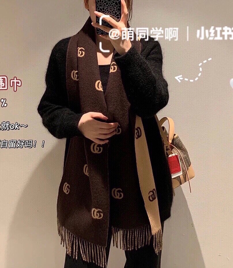 NO:169030,[Gucci must be purchased. Everyone has one] The big hit product in the counter~ I like this GG tone!  The price is super good, 6 colors on the official website, and benefits recommendations!  !  The counter price is nearly 4k   the fabric is strongly twisted and worsted double-sided silk wool. The very neat and exquisite fabric presents a very strong linear structure, which is extremely supportive and flexible. It is practically recommended by old customers at the age of mortar. Such texture, style and craftsmanship can really kill too many things in seconds. Good materials, styles and craftsmanship give us a completely different feeling!  !  Many times, not only do you need a high-quality item, but the most important thing is to be easy to control. Understand and understand the limited color scheme, both men and women are particularly beautiful!  !  Specifications 35*cm, 91 wool 9 silk, high-version scarf, gucci, real silk19860909【Gucci必入.人手一条】专柜的大爆款~就喜欢这种GG腔调！价格超级给力,官网6个色,福利推荐！！专柜售价近4k＋面料是强捻精纺双面真丝羊毛,非常工整精致的面料,呈现出极具力度的线面结构,极具支撑力及柔韧性,骨灰级老客户实用推荐,这样的质感,款式,工艺,真的可以秒杀太多,好的材质,款式,工艺,给予我们的感受是完全不同的！！很多时候,不仅需要一件高品质的,最关心的还是好驾驭.懂得入.限量的配色,男女围都特别好看！！规格35*cm,91羊毛9真丝,高版本围巾,gucci,real silk,scarf