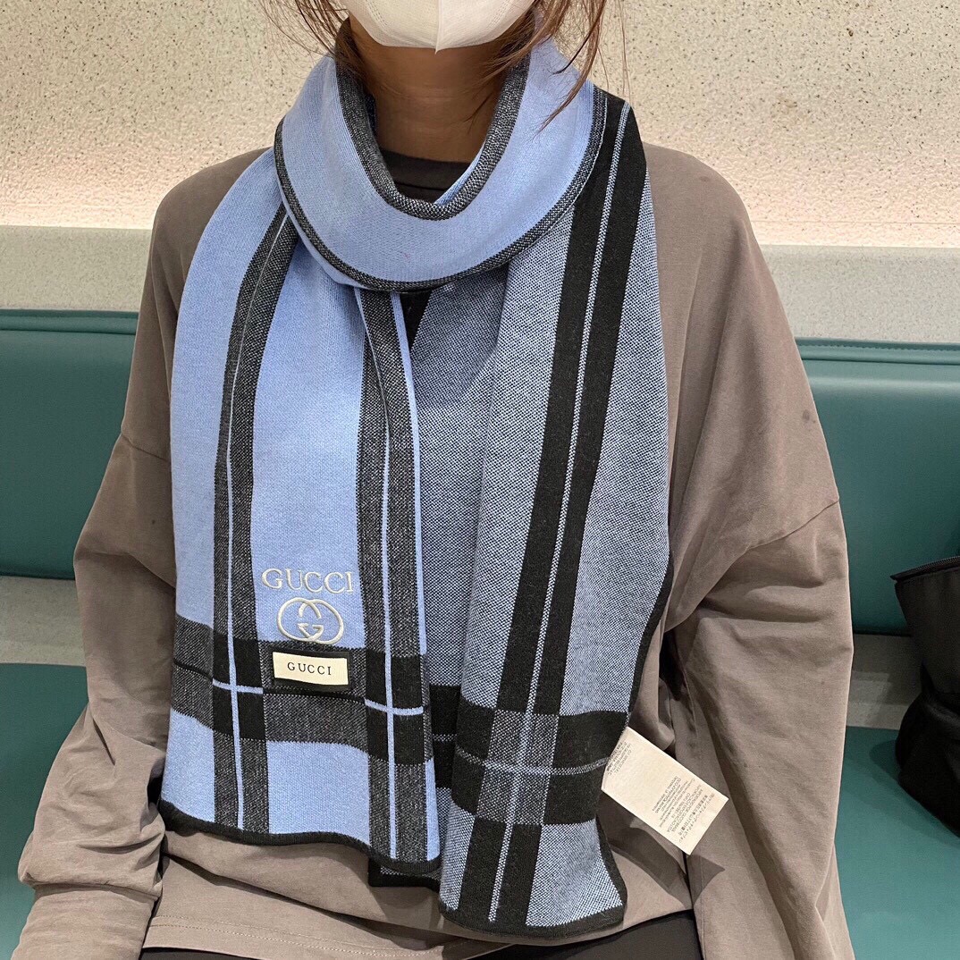 NO:169042,The latest model of the counter is coming to the top color weaving process. This process is only available in the real OEM factory. Top knitted and cashmere scarf. High-end products. Fashion brand colors are super positive, super soft, warm and skin-friendly. Simple plain colors are very elegant. It is really rare. The 32*cm size long scarf is definitely a high-end quality that is slow to use. Wear it, you can go to major counters for a walk with confidence. High-version scarf.19860909专柜最新款古奇火爆来袭顶级色织工艺此工艺只有大牌纯正代工厂才有的工艺顶级针织加羊绒围巾高尖端产物时尚大牌颜色超正超级柔软保暖亲肤,简单的素色非常大气..真的是臻品罕见.32*cm尺寸长巾绝对是手慢无的高端精品戴着它可以放心的去各大专柜遛弯哦,高版本围巾,scarf