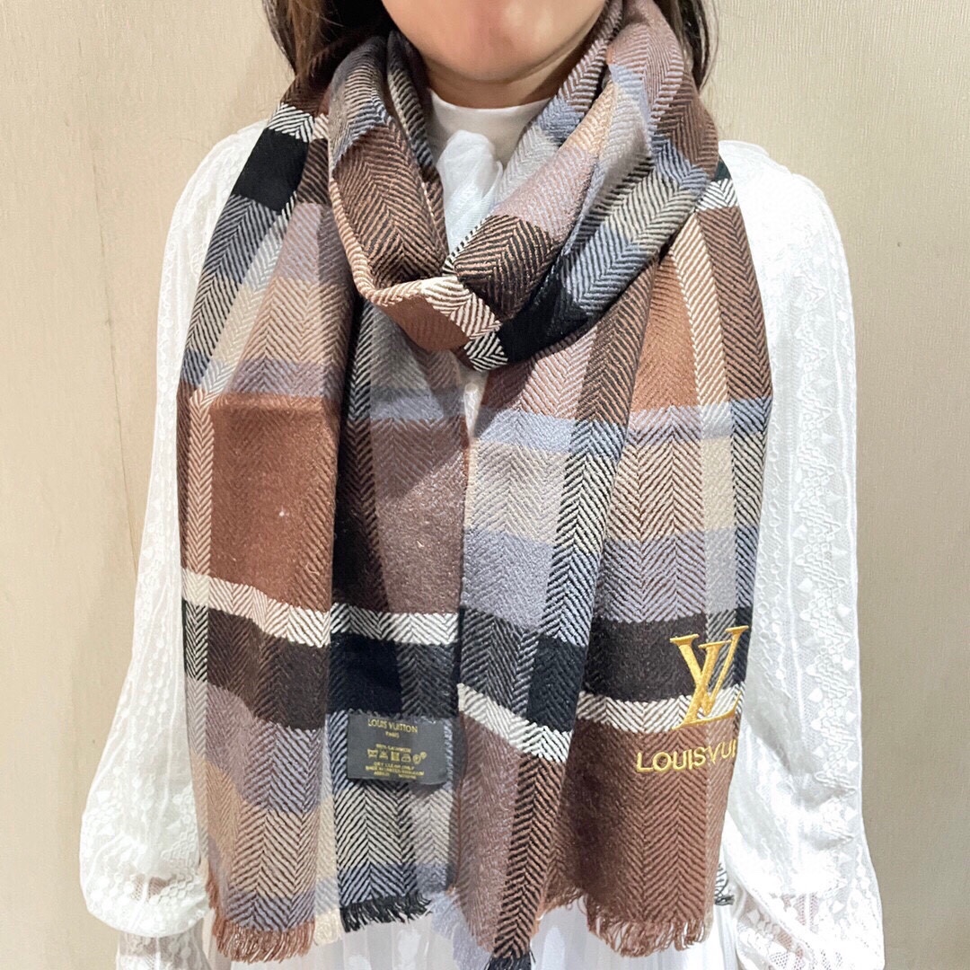 NO:169054,Original single quality batch!  The best donkey in the imperial palace!  The autumn and winter counter is on sale. Top cashmere long scarf. It is combined with exquisite and simple patterns to form a classic LV pattern. It is extremely beautiful. It is really the upper body that makes the skin look versatile. It looks good or not. You don’t have to doubt the quality!  *32cm, cashmere!  , high-version scarf, louis vuitton, louis vuitton19860909原单品质批！御用殿堂级极品驴！秋冬专柜在售 顶级羊绒长巾.配以精美简约图案组合成经典LV图案 美丽至极 真的 上身极为衬肤色 百搭 好看不好看自己看吧 品质不用质疑 ！*32cm,羊绒！,高版本围巾,louis vuitton,louis vuitton,scarf