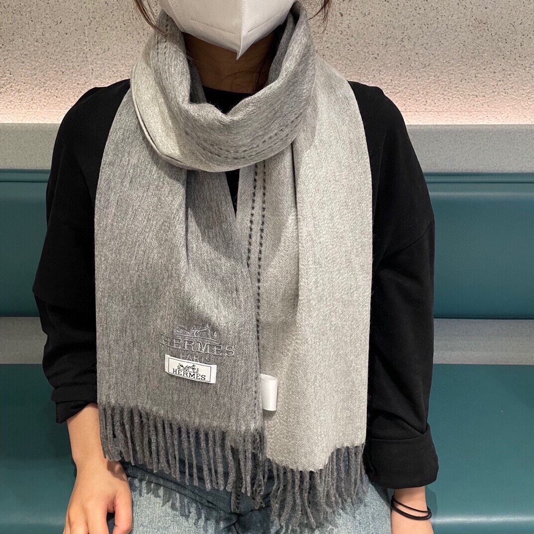 NO:169058,New Hermes men's and women's scarves are bought and cherished~ They are all export orders, so it is difficult to find something that is exquisite and exquisite. You must collect this H-home women's scarf. The style is very feminine and the charm is very Classical in the men's and women's styles. The classic and large-scale material uses customer-supplied cashmere, which is very delicate and soft, very beautiful. The upper body effect is invincible, beautiful, elegant and simple, super beautiful color scheme, any boy and girl will like, the small logo is very exquisite and has a texture but not ostentatious~~ It is very suitable to match with formal wear or casual wear~ It is completely OK to fold or circle around, gentleman and stylish ~ with warm demeanor. Material cashmere, size 32x200, high-end scarf, christian louboutin, hermes19860909上新爱马仕男女款围巾且买且珍惜~都是出口订单所以比较难遇东西讲究少而精好看的一定要收这款H家女士围巾,款式很有女性魅力是男女款里非常Classical的设计,经典大方面料采用的是客供的羊绒细腻柔软度都非常的好,非常漂亮.上身效果无敌好看大气简约,超级好看的配色,任何男生女生都会喜欢的款吧小小Logo非常精致的点缀有质感不张扬~~搭配正装或者搭配休闲装都很合适~对折挂围或者绕圈围都完全可以,绅士有型~有温度的风度.材质羊绒,尺寸32x200,高版本围巾,christian louboutin,hermes,scarf