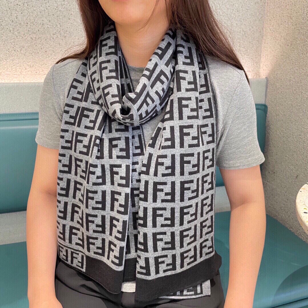 NO:169077,The hot-selling couple's model Fendi Exclusive cow goods Luxury is all between sizes, high-end quality with super high cashmere quality will be favored by this brand. This boutique is a rare scarf knitted on the market. It is really a super high-end product. Only this big brand will have every color, love and keep every color. Good goods sold for one less. Imported knitted cashmere size *32, high-version scarf, fendi19860909爆款上新 情侣款芬迪 独家牛货 奢华尽在尺寸之间,高端品质具有超高羊绒品质才会被此品牌青睐这种精品是市场上及其少见的围巾针织,真是超级高端货只有这种大品牌才会拥有每色都是大爱每色都留.卖一条少一条的好货 进口针织羊绒 尺寸*32,高版本围巾,fendi,scarf