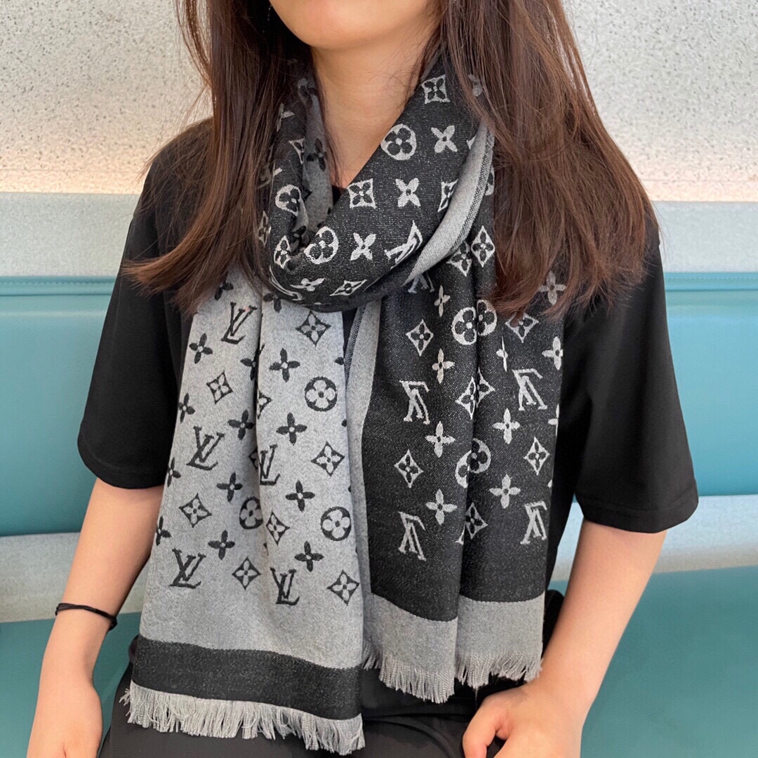 NO:169081,Louis Vuitton's heavyweight original order, exactly the same. The new color of the LV counter is exported overseas. The latest limited double-sided color combination of the counter [limited edition] is excellent in quality, with extremely clear precision high-density fonts. The fabric is the top plateau Kashmir wool silk (same as the counter). It feels soft and silky, luxurious and textured!  The color combination is very aristocratic, the contrast is strong, and it is very pleasing to the eye. This shawl will be mixed and matched, the texture is soft and warm. It will be popular this year, and you can buy it quickly [48*200 cashmere], high-end scarf, louis vuitton, louis vuitton, real silk, shawls19860909路易威登重磅原单,一模一样 LV专柜新色 出口境外.专柜的最新限量双面拼色【限量版】品质极好,精工高密度字体无比清晰 面料为最顶级高原喀什米尔羊毛真丝(和专柜一样) 手感柔软丝滑 奢华有质感！颜色搭配非常贵族色,对比强烈,非常养眼这款披肩将混搭,质地柔软而温暖 今年必火,速速入手【48*200 羊绒】,高版本围巾,louis vuitton,louis vuitton,real silk,shawls,scarf