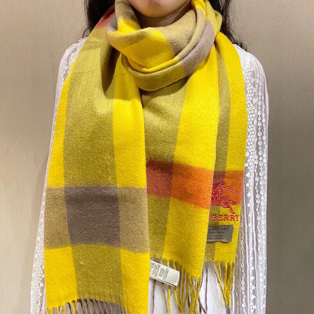 NO:169787,The latest quality of the counter of the burberry deep water ripples classic cashmere plaid scarf counter, the counter has been replaced with the classics of the new standard. All the F products are weak. The super heavy water ripples, real material pure cashmere. This export specification has always been our trump reputation series. It must be won and countless fans. Countless sisters have to give themselves a whole one of the best products. Double-sided cashmere has a very clear and beautiful water ripples of 32*, and a clear and clear water ripples. This good product is only one batch. I really don’t make up for it after selling it. The factory said that this product will not place an order again. The customer provides yarn, dyes, and then sets the color. It will take half a year to toss and turns!  This year, there are not many good things that are soft and fluffy, luxurious and authentic, high-end scarf, burberry19860909王牌口碑burberry深度水波纹经典羊绒格子围巾专柜最新品相,目前专柜都换上了新标经典中的经典.全品相其他什么F货都弱爆了,超级重磅的水波纹,真材实料纯羊绒这个出口单规格一直是我们王牌口碑系列,必入圈粉无数无数姐妹们怎么都得给自己整一条总之一等一的好货.双面羊绒都有着非常清晰漂亮的水波纹32*的经典尺寸,清楚明了的水波纹.好货仅此一批.售完真心没有补.一分钱一分货,工厂说了这款不会再下单,客方提供纱线,再染色,再定色,翻来覆去要半年了！今年就这一批,没有多少条手感柔软蓬松,奢华有质感正儿八经的好东西啊,高版本围巾,burberry,scarf