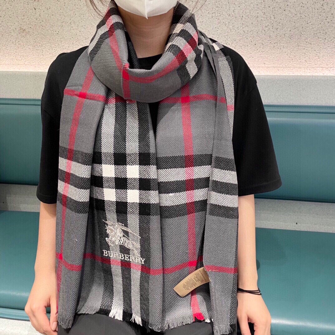 NO:169793,The hot-selling couple model B home [Classic War Horse] Exclusive cow product Luxury is all in the size, high-end quality with super high cashmere quality will be favored by this brand. This boutique is a rare scarf knitted on the market. It is really a super high-end product. Only this big brand will have every color, love, and keep every color. Good goods sold for one less. Imported knitted cashmere size *32, high-version scarf19860909爆款上新 情侣款B家【经典战马】独家牛货 奢华尽在尺寸之间,高端品质具有超高羊绒品质才会被此品牌青睐这种精品是市场上及其少见的围巾针织,真是超级高端货只有这种大品牌才会拥有每色都是大爱每色都留.卖一条少一条的好货 进口针织羊绒 尺寸*32,高版本围巾,scarf