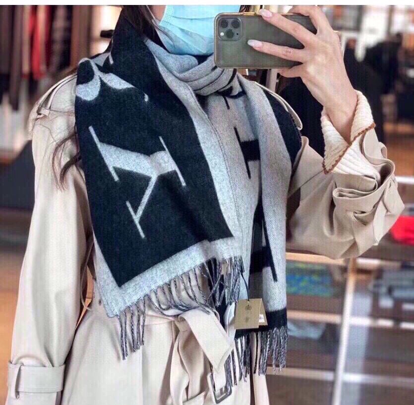 NO:169756,All are [Classic Letter Double-Sided Cashmere Scarf] in the BBBLY fashion industry's leading brand, and are sought after by many fashionable experts!  This shawl really has a big brand. The most classic masterpiece belongs to B. All the colors sold in the counter are exactly the same, each color has its own tone!  Although I am not a professional scarf, this model has a high craftsmanship level. After all, it is a first-line style. It uses cashmere texture and original breathing mesh pattern design. It is fashionable and personalized. So the quality is really a sell-off in all markets. Without further ado, in short, so many celebrities, rich and beautiful internet celebrities are pursuing, so I don’t need to say much!  Still this sentence, who is surrounded by the big brand, high-version scarf, burberry, shawls19860909全部是专柜在售的【经典字母双面羊绒围巾】巴宝利潮流时尚界的领军大牌牌,受很多时髦达人追捧！这款披肩真的谁围谁大牌,属于B最经典的力作全部都是专柜在售的颜色,一模一样,每个色各有腔调！虽然不是围巾专业户,但这款的工艺水准还是很高的,毕竟是一线,选用的羊绒质地,独创呼吸网眼纹路设计~时髦又个性.所以关于品质真的是秒杀各路市场货.话不多说,总之,这么多明星白富美网红争相追捧的款,有多好看就根本不需要我多说了！还是这句话谁围谁大牌,高版本围巾,burberry,shawls,scarf