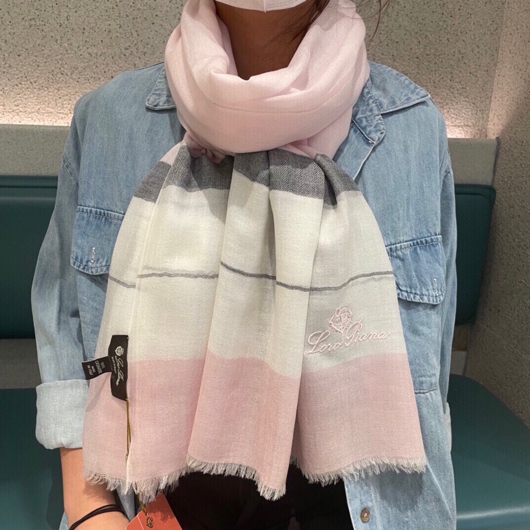 NO:169761,LP top original single [LP striped long scarf] high-end products are presented with a heavy weight, unprecedented, pure cashmere, and it feels so good that it is definitely another slow-handed one. The craftsmanship uses imported 300 pure cashmeres combined with colored edge embellishments, which is very classy, ​​low-key and small luxury. Size 90*205cm Imported pure cashmere woven, high-version scarf, loro piana19860909LP极品原单【LP条纹长巾】高尖端产物重磅呈现 ,绝无仅有 史无前例 纯山羊绒 手感好到爆绝对又是一款手慢无 工艺上采用的是进口300支纯羊绒结合彩边点缀,非常显档次,低调中带着小奢华.尺寸90*205cm 进口纯羊绒织就,高版本围巾,loro piana,scarf