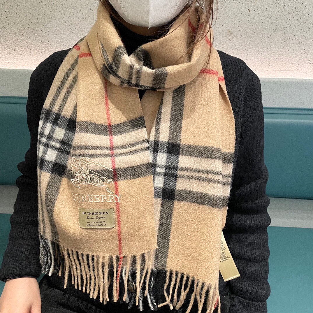 NO:169767,The hot-selling couple model B home [Classic War Horse] Exclusive cow product Luxury is all in the size, high-end quality with super high cashmere quality will be favored by this brand. This boutique is a rare scarf knitted on the market. It is really a super high-end product. Only this big brand will have every color, love, and keep every color. Good goods sold for one less. Imported knitted cashmere size *32, high-version scarf19860909爆款上新 情侣款B家【经典战马】独家牛货 奢华尽在尺寸之间,高端品质具有超高羊绒品质才会被此品牌青睐这种精品是市场上及其少见的围巾针织,真是超级高端货只有这种大品牌才会拥有每色都是大爱每色都留.卖一条少一条的好货 进口针织羊绒 尺寸*32,高版本围巾,scarf