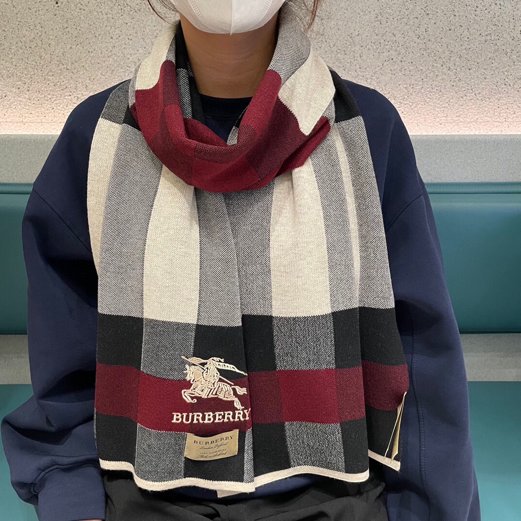 NO:169779,The hot-selling couple model B home [Classic War Horse] Exclusive cow product Luxury is all in the size, high-end quality with super high cashmere quality will be favored by this brand. This boutique is a rare scarf knitted on the market. It is really a super high-end product. Only this big brand will have every color, love, and keep every color. Good goods sold for one less. Imported knitted cashmere size *32, high-version scarf19860909爆款上新 情侣款B家【经典战马】独家牛货 奢华尽在尺寸之间,高端品质具有超高羊绒品质才会被此品牌青睐这种精品是市场上及其少见的围巾针织,真是超级高端货只有这种大品牌才会拥有每色都是大爱每色都留.卖一条少一条的好货 进口针织羊绒 尺寸*32,高版本围巾,scarf