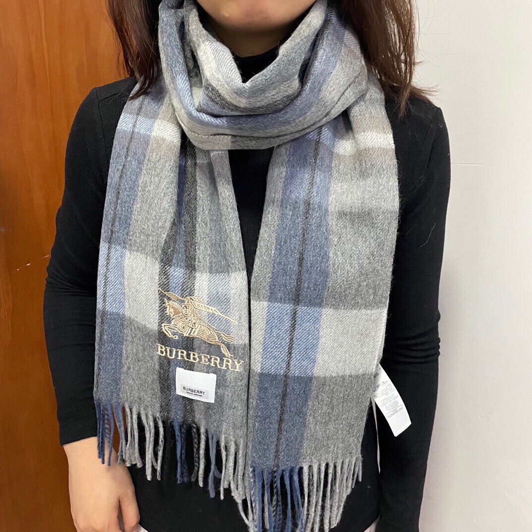 NO:169791,The hot-selling couple model B home [Classic War Horse] Exclusive cow product Luxury is all in the size, high-end quality with super high cashmere quality will be favored by this brand. This boutique is a rare scarf knitted on the market. It is really a super high-end product. Only this big brand will have every color, love, and keep every color. Good goods sold for one less. Imported knitted cashmere size *32, high-version scarf19860909爆款上新 情侣款B家【经典战马】独家牛货 奢华尽在尺寸之间,高端品质具有超高羊绒品质才会被此品牌青睐这种精品是市场上及其少见的围巾针织,真是超级高端货只有这种大品牌才会拥有每色都是大爱每色都留.卖一条少一条的好货 进口针织羊绒 尺寸*32,高版本围巾,scarf