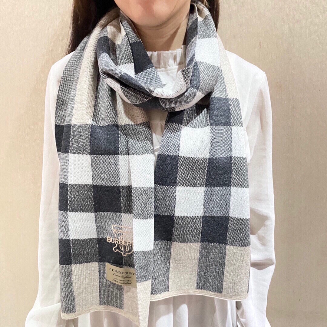 NO:170111,The hot-selling couple model B home [Classic War Horse] Exclusive cow product Luxury is all in the size, high-end quality with super high cashmere quality will be favored by this brand. This boutique is a rare scarf knitted on the market. It is really a super high-end product. Only this big brand will have every color, love, and keep every color. Good goods sold for one less. Imported knitted cashmere size 180*32, high-version scarf19860909爆款上新 情侣款B家【经典战马】独家牛货 奢华尽在尺寸之间,高端品质具有超高羊绒品质才会被此品牌青睐这种精品是市场上及其少见的围巾针织,真是超级高端货只有这种大品牌才会拥有每色都是大爱每色都留.卖一条少一条的好货 进口针织羊绒 尺寸180*32,高版本围巾,scarf