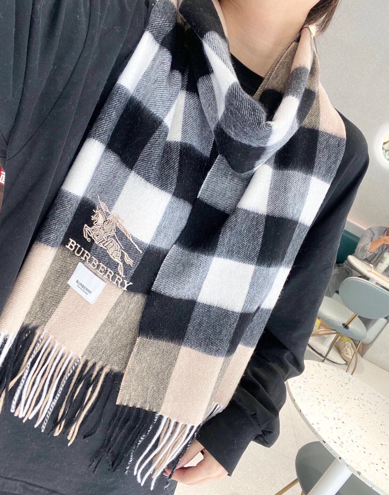 NO:170133,The hot-selling couple model B home [Classic War Horse] Exclusive cow product Luxury is all in the size, high-end quality with super high cashmere quality will be favored by this brand. This boutique is a rare scarf knitted on the market. It is really a super high-end product. Only this big brand will have every color, love, and keep every color. Good goods sold for one less. Imported knitted cashmere size 180*32, high-version scarf19860909爆款上新 情侣款B家【经典战马】独家牛货 奢华尽在尺寸之间,高端品质具有超高羊绒品质才会被此品牌青睐这种精品是市场上及其少见的围巾针织,真是超级高端货只有这种大品牌才会拥有每色都是大爱每色都留.卖一条少一条的好货 进口针织羊绒 尺寸180*32,高版本围巾,scarf