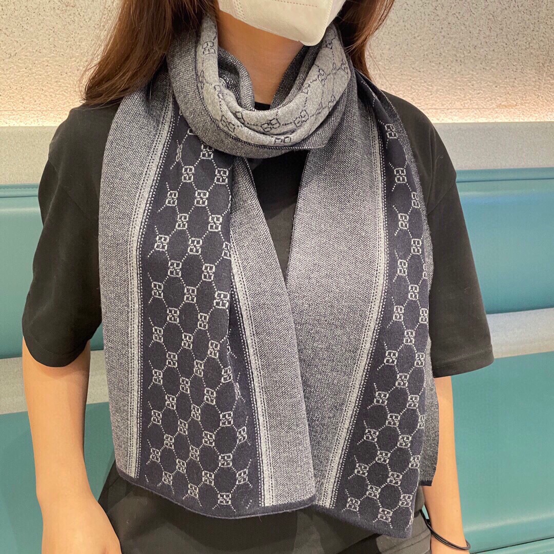 NO:170171,All are [Classic Letter Double-Sided Cashmere Scarf] in the BBBLY fashion industry's leading brand, and are sought after by many fashionable experts!  This shawl really has a big brand. The most classic masterpiece belongs to B. All the colors sold in the counter are exactly the same, each color has its own tone!  Although I am not a professional scarf, this model has a high craftsmanship level. After all, it is a first-line style. It uses cashmere texture and original breathing mesh pattern design. It is fashionable and personalized. So the quality is really a sell-off in all markets. Without further ado, in short, so many celebrities, rich and beautiful internet celebrities are pursuing, so I don’t need to say much!  Still this sentence, who is surrounded by the big brand, high-version scarf, burberry, shawls19860909全部是专柜在售的【经典字母双面羊绒围巾】巴宝利潮流时尚界的领军大牌牌,受很多时髦达人追捧！这款披肩真的谁围谁大牌,属于B最经典的力作全部都是专柜在售的颜色,一模一样,每个色各有腔调！虽然不是围巾专业户,但这款的工艺水准还是很高的,毕竟是一线,选用的羊绒质地,独创呼吸网眼纹路设计~时髦又个性.所以关于品质真的是秒杀各路市场货.话不多说,总之,这么多明星白富美网红争相追捧的款,有多好看就根本不需要我多说了！还是这句话谁围谁大牌,高版本围巾,burberry,shawls,scarf