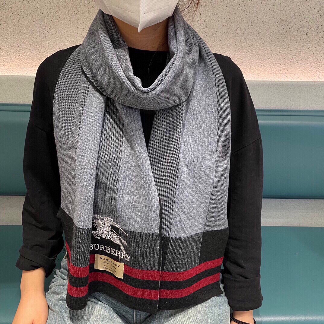 NO:170819,The hot-selling couple model B home [Classic War Horse] Exclusive cow product Luxury is all in the size, high-end quality with super high cashmere quality will be favored by this brand. This boutique is a rare scarf knitted on the market. It is really a super high-end product. Only this big brand will have every color, love, and keep every color. Good goods sold for one less. Imported knitted cashmere size *32, high-version scarf19860909爆款上新 情侣款B家【经典战马】独家牛货 奢华尽在尺寸之间,高端品质具有超高羊绒品质才会被此品牌青睐这种精品是市场上及其少见的围巾针织,真是超级高端货只有这种大品牌才会拥有每色都是大爱每色都留.卖一条少一条的好货 进口针织羊绒 尺寸*32,高版本围巾,scarf