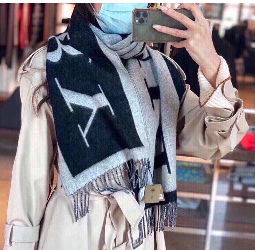 NO:170824,All are [Classic Letter Double-Sided Cashmere Scarf] in the BBBLY fashion industry's leading brand, and are sought after by many fashionable experts!  This shawl really has a big brand. The most classic masterpiece belongs to B. All the colors sold in the counter are exactly the same, each color has its own tone!  Although I am not a professional scarf, this model has a high craftsmanship level. After all, it is a first-line style. It uses cashmere texture and original breathing mesh pattern design. It is fashionable and personalized. So the quality is really a sell-off in all markets. Without further ado, in short, so many celebrities, rich and beautiful internet celebrities are pursuing, so I don’t need to say much!  Still this sentence, who is surrounded by the big brand, high-version scarf, burberry, shawls19860909全部是专柜在售的【经典字母双面羊绒围巾】巴宝利潮流时尚界的领军大牌牌,受很多时髦达人追捧！这款披肩真的谁围谁大牌,属于B最经典的力作全部都是专柜在售的颜色,一模一样,每个色各有腔调！虽然不是围巾专业户,但这款的工艺水准还是很高的,毕竟是一线,选用的羊绒质地,独创呼吸网眼纹路设计~时髦又个性.所以关于品质真的是秒杀各路市场货.话不多说,总之,这么多明星白富美网红争相追捧的款,有多好看就根本不需要我多说了！还是这句话谁围谁大牌,高版本围巾,burberry,shawls,scarf