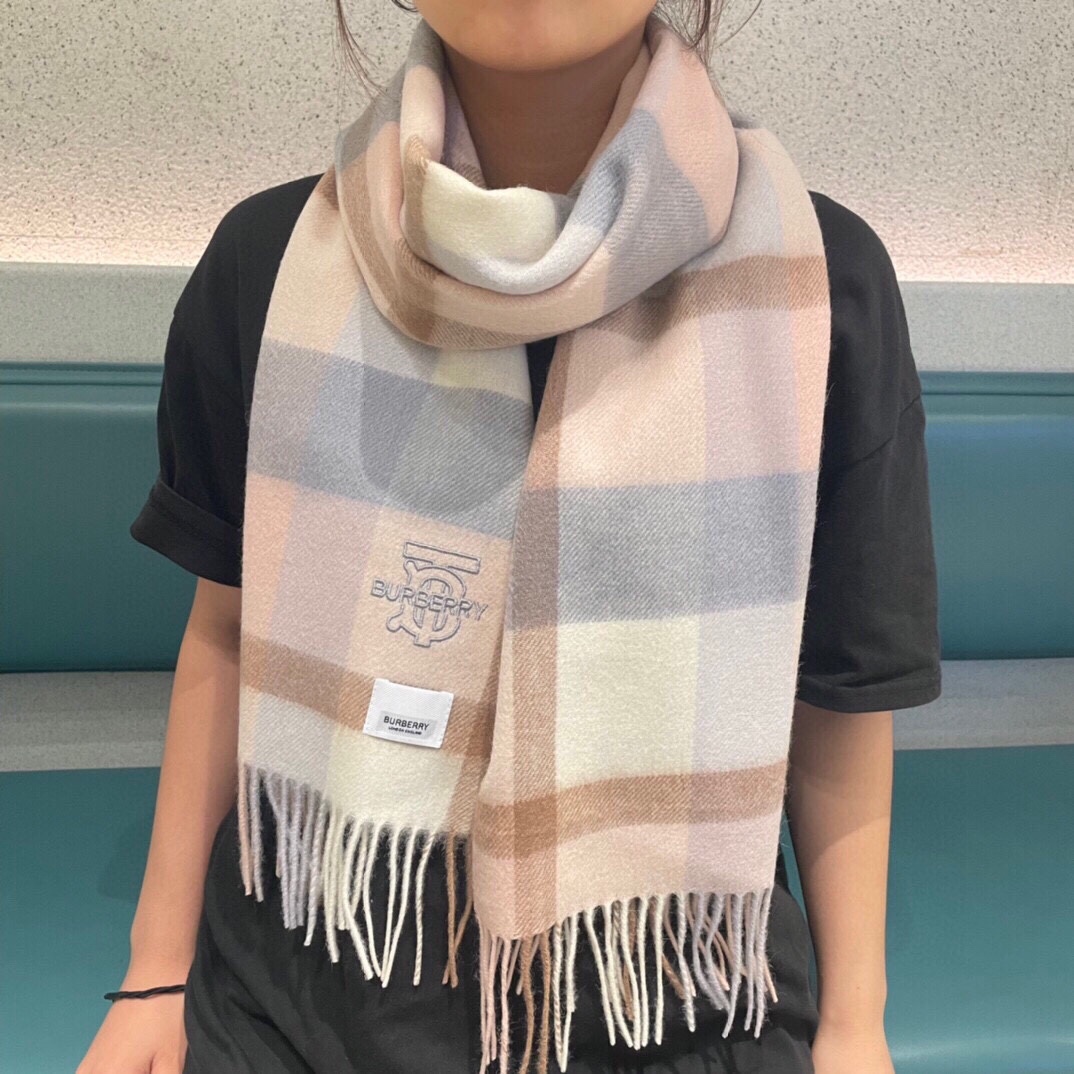 NO:170828,The hot-selling couple model B home [Classic War Horse] Exclusive cow product Luxury is all in the size, high-end quality with super high cashmere quality will be favored by this brand. This boutique is a rare scarf knitted on the market. It is really a super high-end product. Only this big brand will have every color, love, and keep every color. Good goods sold for one less. Imported knitted cashmere size *32, high-version scarf19860909爆款上新 情侣款B家【经典战马】独家牛货 奢华尽在尺寸之间,高端品质具有超高羊绒品质才会被此品牌青睐这种精品是市场上及其少见的围巾针织,真是超级高端货只有这种大品牌才会拥有每色都是大爱每色都留.卖一条少一条的好货 进口针织羊绒 尺寸*32,高版本围巾,scarf