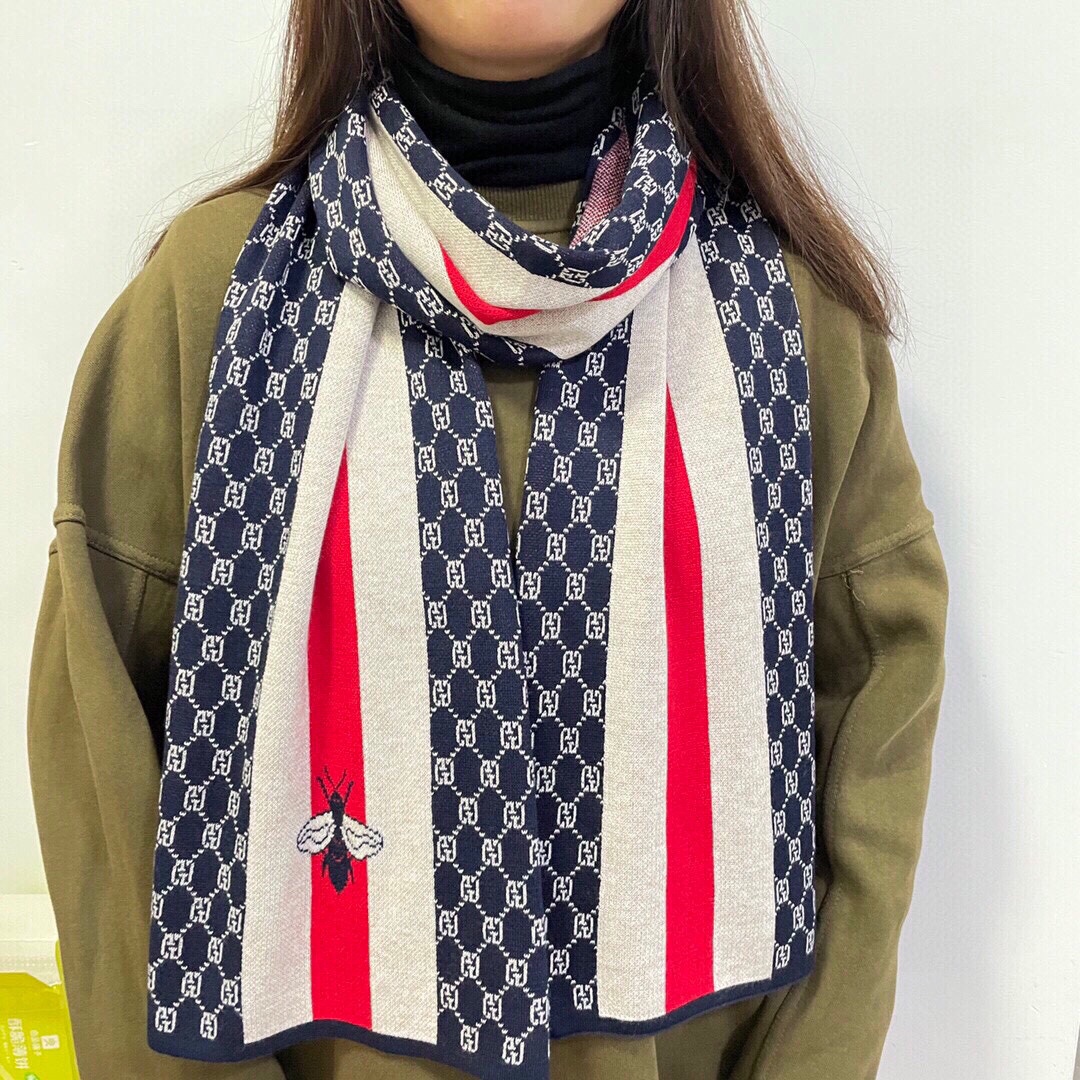 NO:170845,The latest model of the counter is coming to the top color weaving process. This process is only available in the real OEM factory. Top knitted and cashmere scarf. High-end products. Fashion brand colors are super positive, super soft, warm and skin-friendly. Simple plain colors are very elegant. It is really rare. The 32*cm size long scarf is definitely a high-end quality that is slow to use. Wear it, you can go to the major counters for a walk with confidence. High-version scarf.19860909专柜最新款古奇火爆来袭顶级色织工艺此工艺只有大牌纯正代工厂才有的工艺顶级针织加羊绒围巾高尖端产物时尚大牌颜色超正超级柔软保暖亲肤,简单的素色非常大气..真的是臻品罕见.32*cm尺寸长巾绝对是手慢无的高端精品戴着它可以放心的去各大专柜遛弯哦,,高版本围巾,scarf