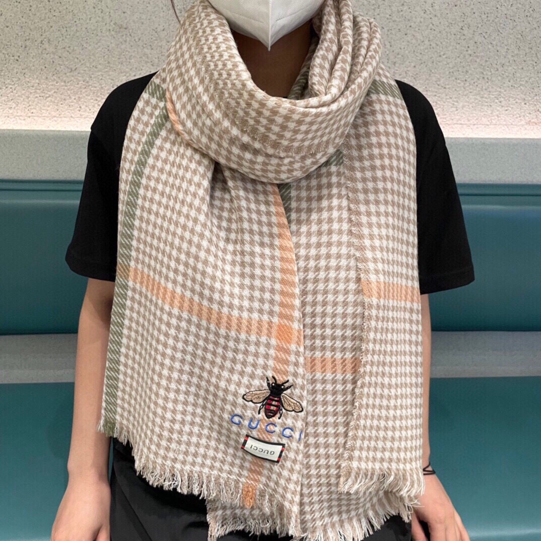 NO:171387,The latest model of Guqi counter [top cashmere scarf] is popular. The real thing is really beautiful. The shawl is paired with exquisite logo embroidery. The color of the whole scarf is very well matched. The details can be seen. The entire shawl scarf gives people a big brand aura and is very exquisite. High-end VIP recommendations are definitely worth buying. The new 70X200cm, high-end scarf, shawls19860909古奇专柜最新款【顶级羊绒围巾】爆款哦 实物真心美 披肩配以精美logo的刺绣整条围巾颜色的搭配都非常到位细节都可见整个披肩围巾给人大牌气场的同时又非常精致高端VIP推荐绝对值得入手的新款70X200cm,高版本围巾,shawls,scarf