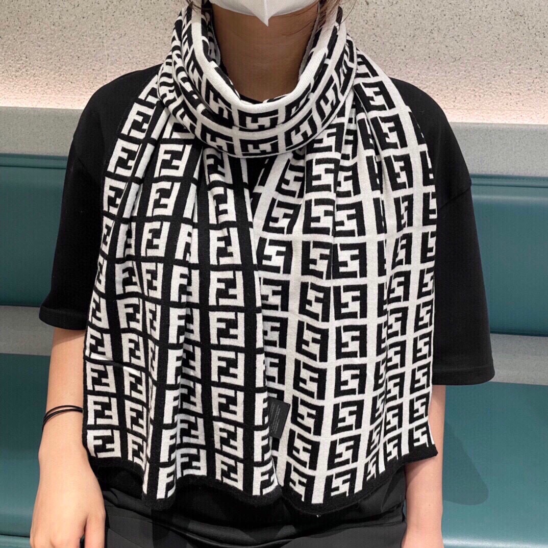 NO:171404,The hot-selling couple's model Fendi Exclusive cow goods Luxury is all between sizes, high-end quality with super high cashmere quality will be favored by this brand. This boutique is a rare scarf knitted on the market. It is really a super high-end product. Only this big brand will have every color, love, and keep every color. Good goods sold for one less. Imported knitted cashmere size 180*32, high-version scarf, fendi19860909爆款上新 情侣款芬迪 独家牛货 奢华尽在尺寸之间,高端品质具有超高羊绒品质才会被此品牌青睐这种精品是市场上及其少见的围巾针织,真是超级高端货只有这种大品牌才会拥有每色都是大爱每色都留.卖一条少一条的好货 进口针织羊绒 尺寸180*32,高版本围巾,fendi,scarf