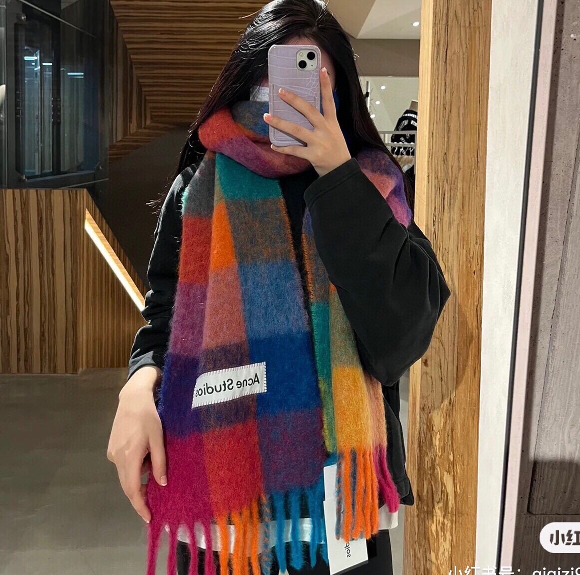 NO:171414,Xiaohongshu is popular, ACne brand, classic Big Saturn mohair scarf, British fashion designer, mother of fashion punk!  Fashionable and trendy style, powerful quality, super beautiful design!  The simple and elegant embroidery logo is exquisite. There is no need to worry about not looking good because of the new design of classic elements!  The perfect choice for gifts, fully showing the personality style. The quality is very high-quality jewelry gives people a big brand aura and is very exquisite, making the whole person's level improves several levels. It is definitely worth buying. Size 30*180, high-end scarf, acne studios19860909小红书走火爆款 ACne牌子 经典大土星马海毛围巾 英国时装设计师,时装的朋克之母！时尚潮流风格,品质强大,超美的设计！简约大气刺绣Logo精致这个款不用担心不好看,因为经典的元素洋气的新设计！赠礼的完美之选,充分展现个性风范.品质非常整个首饰给人大牌气场的同时又非常精致,让整个人的层次提升好几个level绝对值得入手 尺寸30*180,高版本围巾,acne studios,scarf