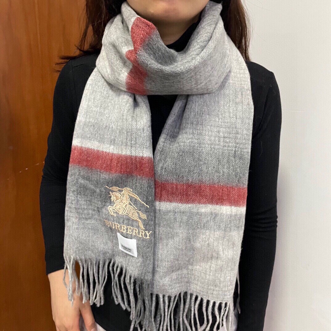 NO:171419,The hot-selling couple model B home [Classic War Horse] Exclusive cow product Luxury is all in the size, high-end quality with super high cashmere quality will be favored by this brand. This boutique is a rare scarf knitted on the market. It is really a super high-end product. Only this big brand will have every color, love, and keep every color. Good goods sold for one less. Imported knitted cashmere size 180*32, high-version scarf19860909爆款上新 情侣款B家【经典战马】独家牛货 奢华尽在尺寸之间,高端品质具有超高羊绒品质才会被此品牌青睐这种精品是市场上及其少见的围巾针织,真是超级高端货只有这种大品牌才会拥有每色都是大爱每色都留.卖一条少一条的好货 进口针织羊绒 尺寸180*32,高版本围巾,scarf