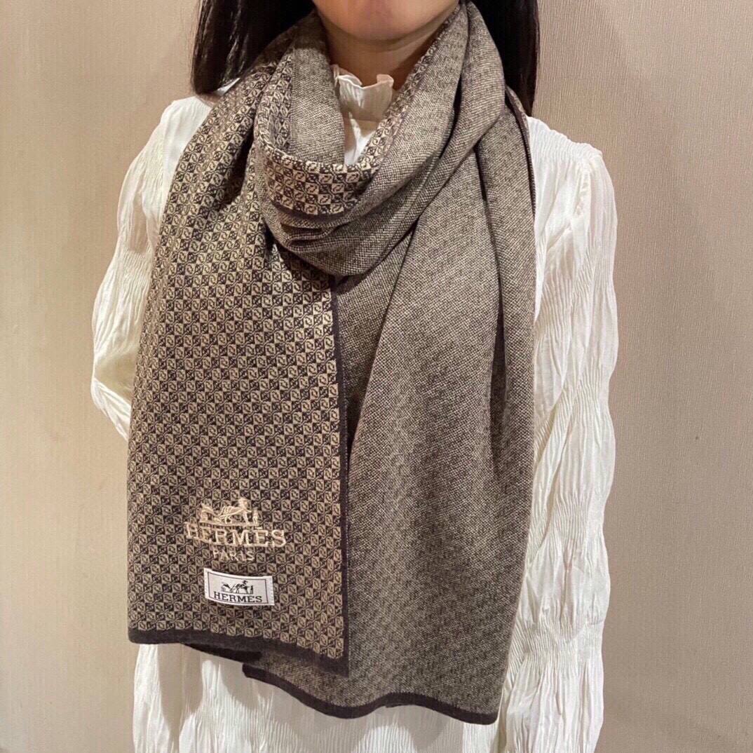 NO:172036,The popular product is available. Couple model Hermes [Classic War Horse] Exclusive cow product. Luxury is all in the size. High-end quality with super high cashmere quality will be favored by this brand. This boutique is a rare scarf knitted on the market. It is really a super high-end product. Only this big brand will have every color. Every color is a great love. Good product that sells one less. Imported knitted cashmere size 180*32, high-version scarf, hermes19860909爆款上新 情侣款爱马仕【经典战马】独家牛货 奢华尽在尺寸之间,高端品质具有超高羊绒品质才会被此品牌青睐这种精品是市场上及其少见的围巾针织,真是超级高端货只有这种大品牌才会拥有每色都是大爱每色都留.卖一条少一条的好货 进口针织羊绒 尺寸180*32,高版本围巾,hermes,scarf