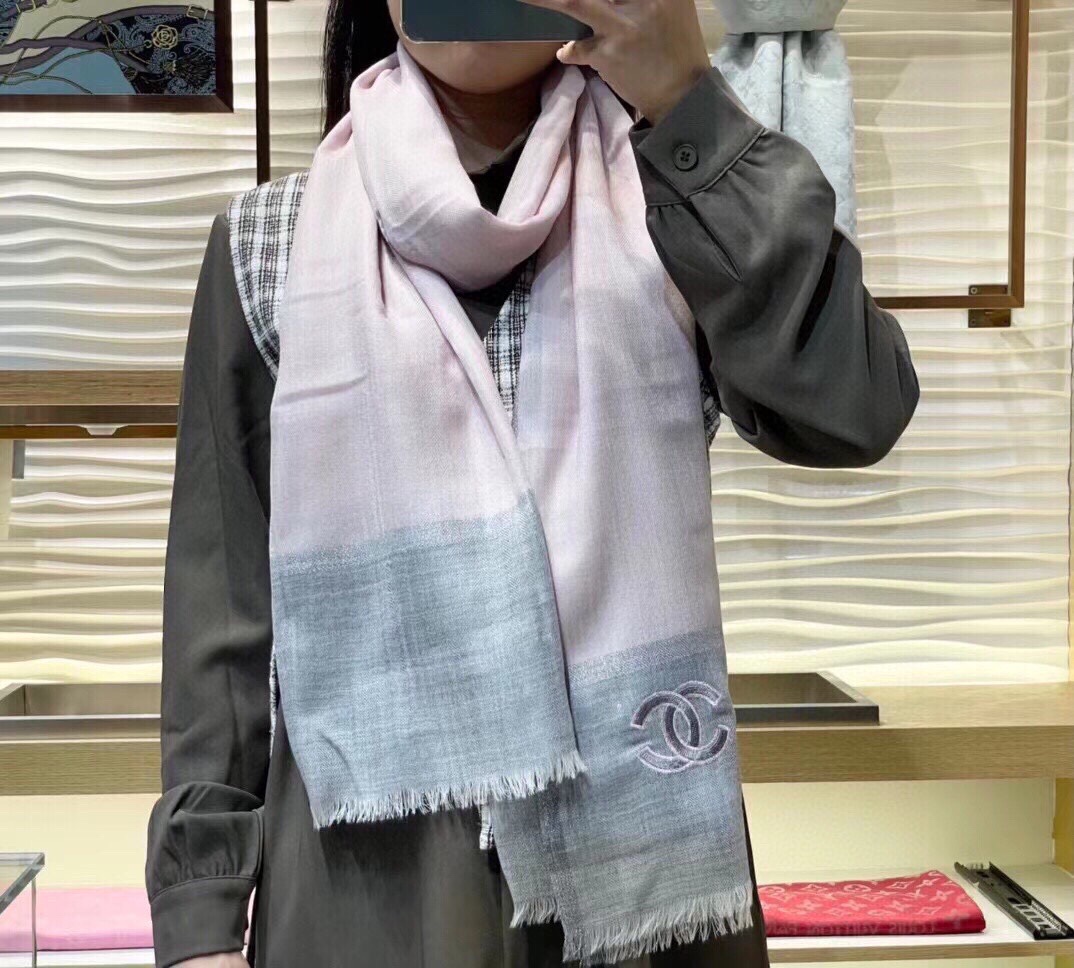 NO:172040,Chanel's new model is slowly grabbing the top original order, authentic, beautiful top high-end goods [absolutely worth collecting] Chanel's beautiful versatile counter limited edition, it is difficult to order top imported cashmere when you are rich, and gold and silver thread borders are of high quality and are given to people for their own use. The absolute high-end exclusive real-life shooting!  What you see and get, the color is super good, the top quality goods are not waiting for anyone, the special channel goods are sold without the other one, and the absolute top quality goods are the rhythm of the counter 90*200, the top quality imported customers are recommended, high-version scarf, chanel19860909香奈儿新款到手慢抢顶级原单正品旷世绝美顶级高端货【绝对值得珍藏】香奈儿绝美百搭款专柜限量哦有钱都很难订到顶级进口客供山羊绒,金银线镶边品质上乘送人自用绝对高大上独家实物拍摄！所见所得,颜色超正顶级好货不等人,特殊渠道货卖一个少一个绝对的顶级好货,任何一个细节都是专柜的节奏90*200顶级进口客供山羊绒重磅推荐,高版本围巾,chanel,scarf