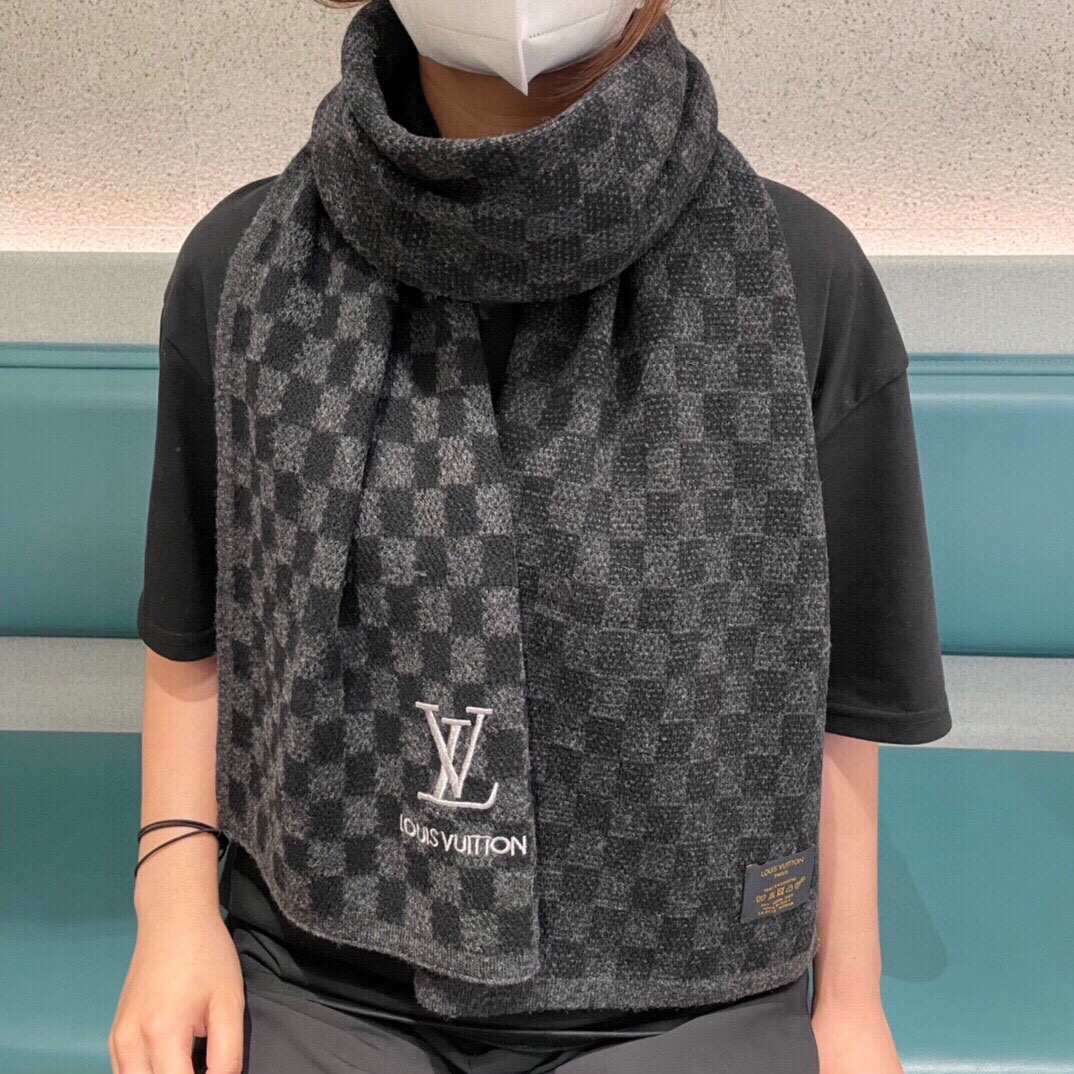 NO:172053,Pure cashmere, hot new products, couples' LV, exclusive cow goods, luxury is all between sizes, high-end quality with super high cashmere quality, this brand is favored by this quality, this boutique is a rare scarf knitted on the market, it is really super high-end goods, only this big brand can have every color, love, every color is left. Good goods sold one less, imported knitted cashmere size 180*32, high-version scarf, louis vuitton19860909纯羊绒 爆款上新 情侣款LV 独家牛货 奢华尽在尺寸之间,高端品质具有超高羊绒品质才会被此品牌青睐这种精品是市场上及其少见的围巾针织,真是超级高端货只有这种大品牌才会拥有每色都是大爱每色都留.卖一条少一条的好货 进口针织羊绒 尺寸180*32,高版本围巾,louis vuitton,scarf