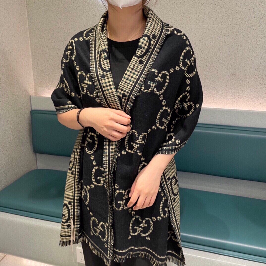 NO:172034,The classic GG pattern is one of the iconic elements that the brand began to use in the 1930s. After nearly a century of development, it still provides inspiration for the brand to explore new expressions. On this wool scarf, it is presented in an exaggerated way. Size 50180, high-end scarf19860909经典GG图案是品牌在30年代开始使用的标志性元素之一,历经近一个世纪的发展依然为品牌探索全新表达提供灵感.在这款羊毛围巾上,它以夸张的方式呈现.尺寸50180,高版本围巾,scarf