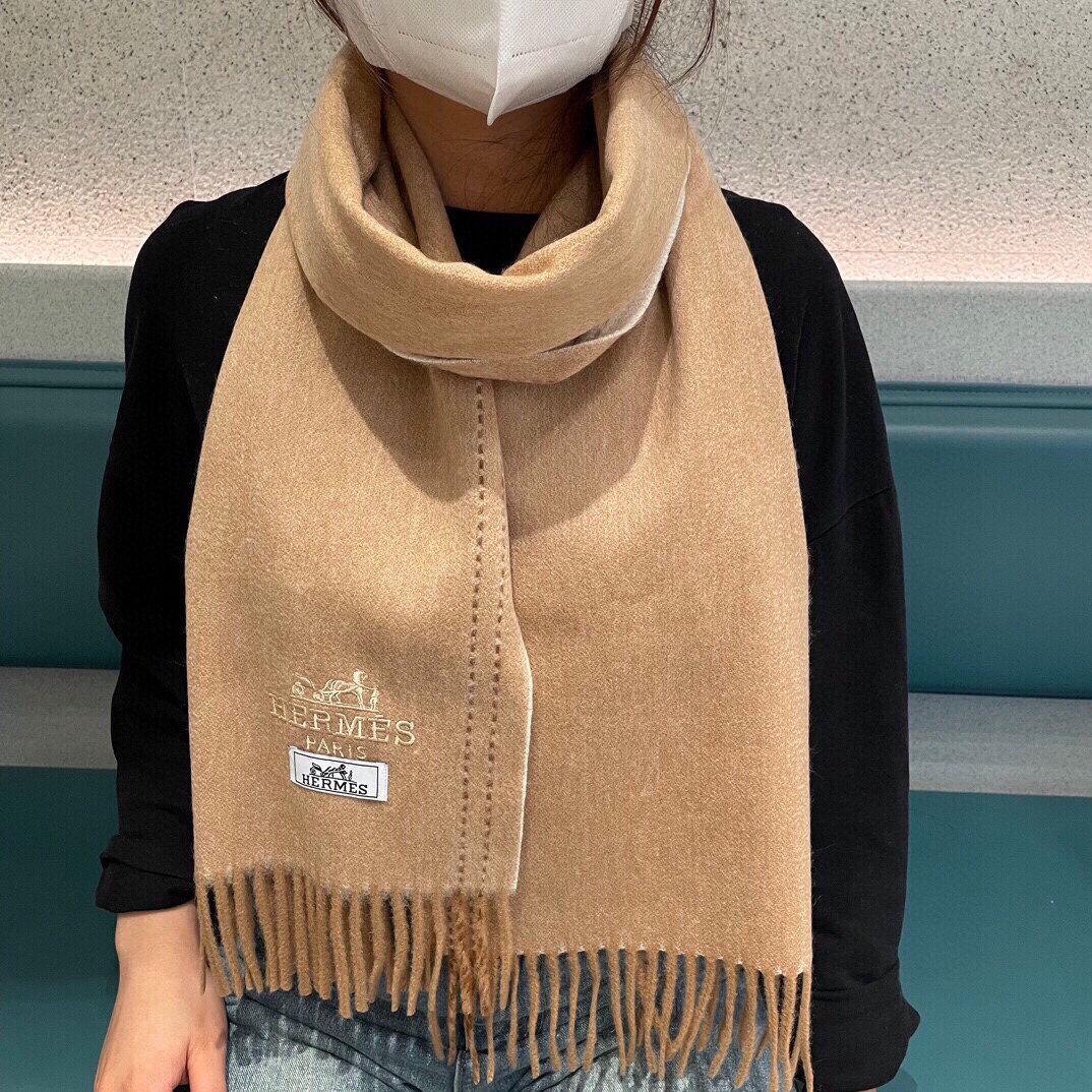 NO:172047,New Hermes men's and women's scarves are bought and cherished~ They are all export orders, so it is difficult to find something that is exquisite and exquisite. You must collect this H-home women's scarf. The style is very feminine and the charm is very Classical in the men's and women's styles. The classic and large-scale material uses customer-supplied cashmere, which is very delicate and soft, very beautiful. The upper body effect is invincible, beautiful, elegant and simple, super beautiful color scheme, any boy and girl will like, the small logo is very exquisite and has a texture but not ostentatious~~ It is very suitable to match with formal wear or casual wear~ It is completely OK to fold or circle around, gentleman and stylish~ with warm demeanor. Material cashmere, size 32x200, high-end scarf, christian louboutin, hermes19860909上新爱马仕男女款围巾且买且珍惜~都是出口订单所以比较难遇东西讲究少而精好看的一定要收这款H家女士围巾,款式很有女性魅力是男女款里非常Classical的设计,经典大方面料采用的是客供的羊绒细腻柔软度都非常的好,非常漂亮.上身效果无敌好看大气简约,超级好看的配色,任何男生女生都会喜欢的款吧小小Logo非常精致的点缀有质感不张扬~~搭配正装或者搭配休闲装都很合适~对折挂围或者绕圈围都完全可以,绅士有型~有温度的风度.材质羊绒,尺寸32x200,高版本围巾,christian louboutin,hermes,scarf