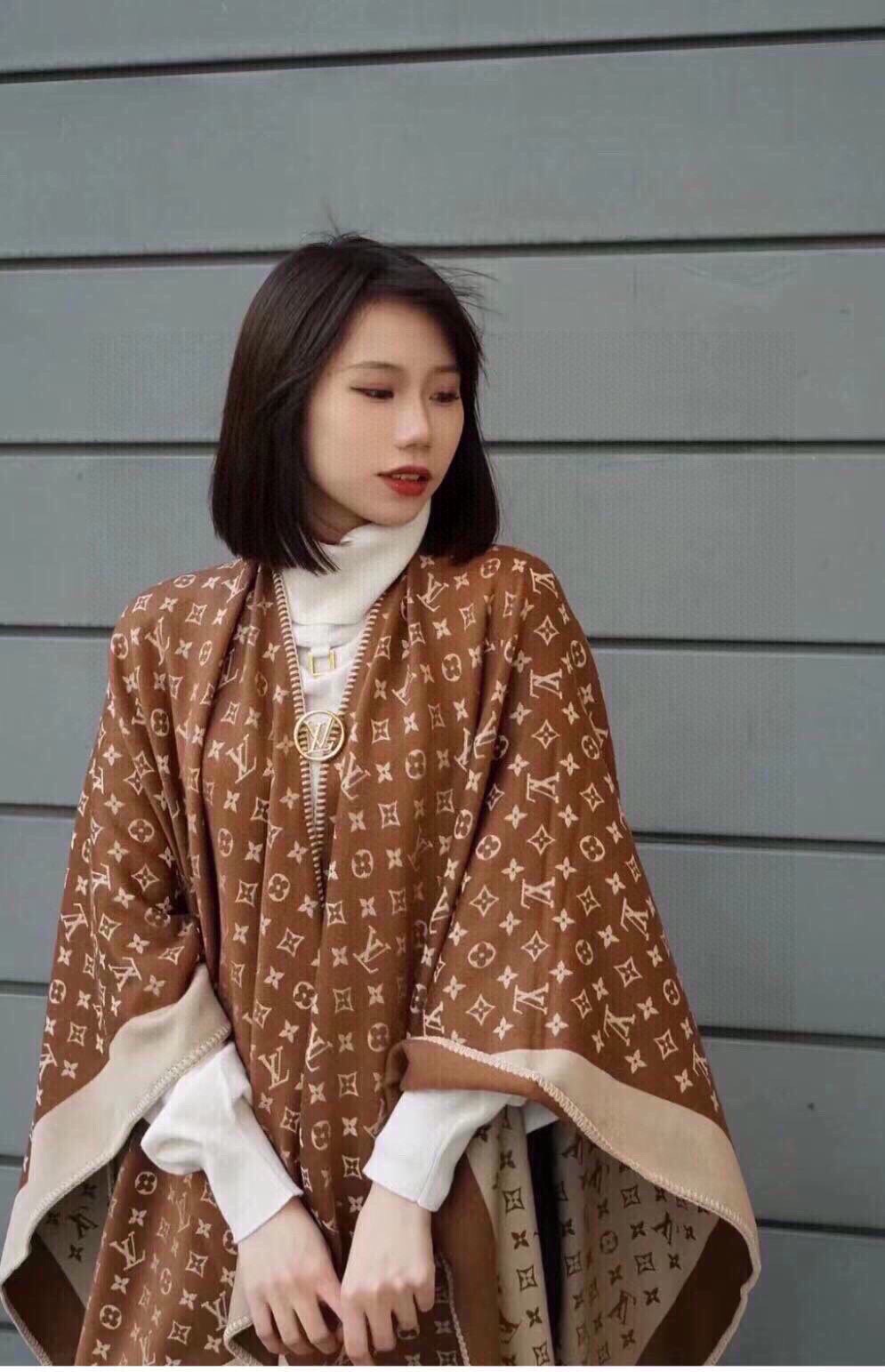 NO:172074,The counter official website will be released simultaneously!  LV limited edition cape shawl heavy!  !  Full of details!  !  This B-platform cape is a new limited edition Burberry autumn and winter style!  Added iconic plaids and solid color double-sided design, with the decoration of the oversized pockets, making it more aura!  !  !  The counter is also a new product that has just been launched!  Sold w , the cloak design makes your legs look long!  !  Can be used as cloaks, cloaks, and tops!  The styling function is very powerful!  The real thing is really great!  !  !  The process is very difficult!  !  !  The overall is also very thick and requires high raw materials!  Thick and soft!  !  !  The product information on the cloth label is consistent with the official information!  Very heavy industrial design!  !  Size size wool, high-version scarf, burberry, louis vuitton,shawls19860909专柜官网同步发售！LV限量款斗篷披肩重磅！！满满的都是细节打造！！此款B格披风是巴宝莉秋冬限量新款！添加标志性格子和纯色双面设计,超大口袋的装饰,更具气场！！！专柜也是刚上架的新品！售w＋,斗篷设计非常显腿长！！可以用为披风,斗篷,上衣！造型功能很强大！实物真的很赞！！！工艺难度非常大！！！整体也很厚实,对原材料要求很高！厚而柔软！！！布标上的产品信息都是和官方信息一致的！很重工的设计！！尺寸均码材质羊毛,高版本围巾,burberry,louis vuitton,shawls,scarf