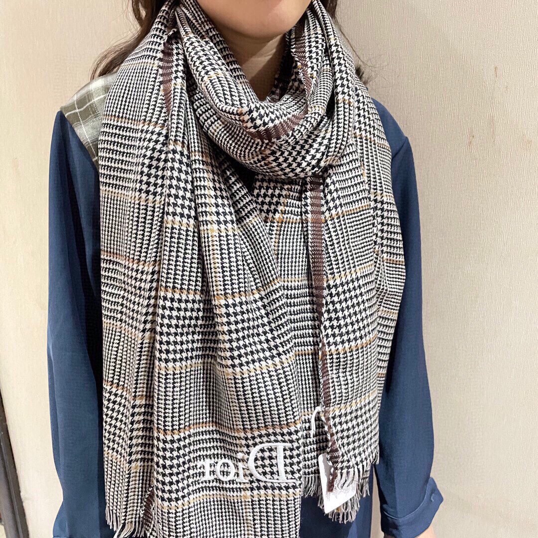 NO:172080,New Dior, the latest model is truly beautiful [Double-sided ring velvet scarf] The real thing is truly beautiful. The shawl is printed and painted in a very intimate way. The details can be seen. The whole scarf gives people aura and is very exquisite and high-end. It is definitely worth buying. Size 90x200cm, material cashmere, high-version scarf, dior, ring, shawls19860909上新 迪奥,最新款真心赞【双面戒指绒长巾】实物真心美 披肩配以印花无论设计喷绘都是非常到位细节都可见整个围巾给人气场的同时又非常精致高端绝对值得入手尺寸90x200cm,材质羊绒,高版本围巾,dior,ring,shawls,scarf