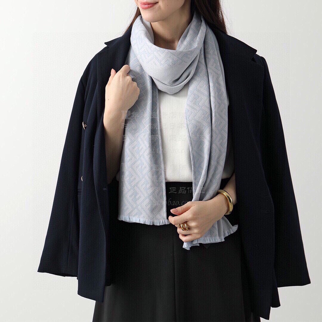 NO:172759,The hot-selling couple's model Fendi Exclusive cow goods Luxury is all between sizes, high-end quality with super high cashmere quality will be favored by this brand. This boutique is a rare scarf knitted on the market. It is really a super high-end product. Only this big brand will have every color, love, and keep every color. Good goods sold for one less. Imported knitted cashmere size 180*32, high-version scarf, fendi19860909爆款上新 情侣款芬迪 独家牛货 奢华尽在尺寸之间,高端品质具有超高羊绒品质才会被此品牌青睐这种精品是市场上及其少见的围巾针织,真是超级高端货只有这种大品牌才会拥有每色都是大爱每色都留.卖一条少一条的好货 进口针织羊绒 尺寸180*32,高版本围巾,fendi,scarf