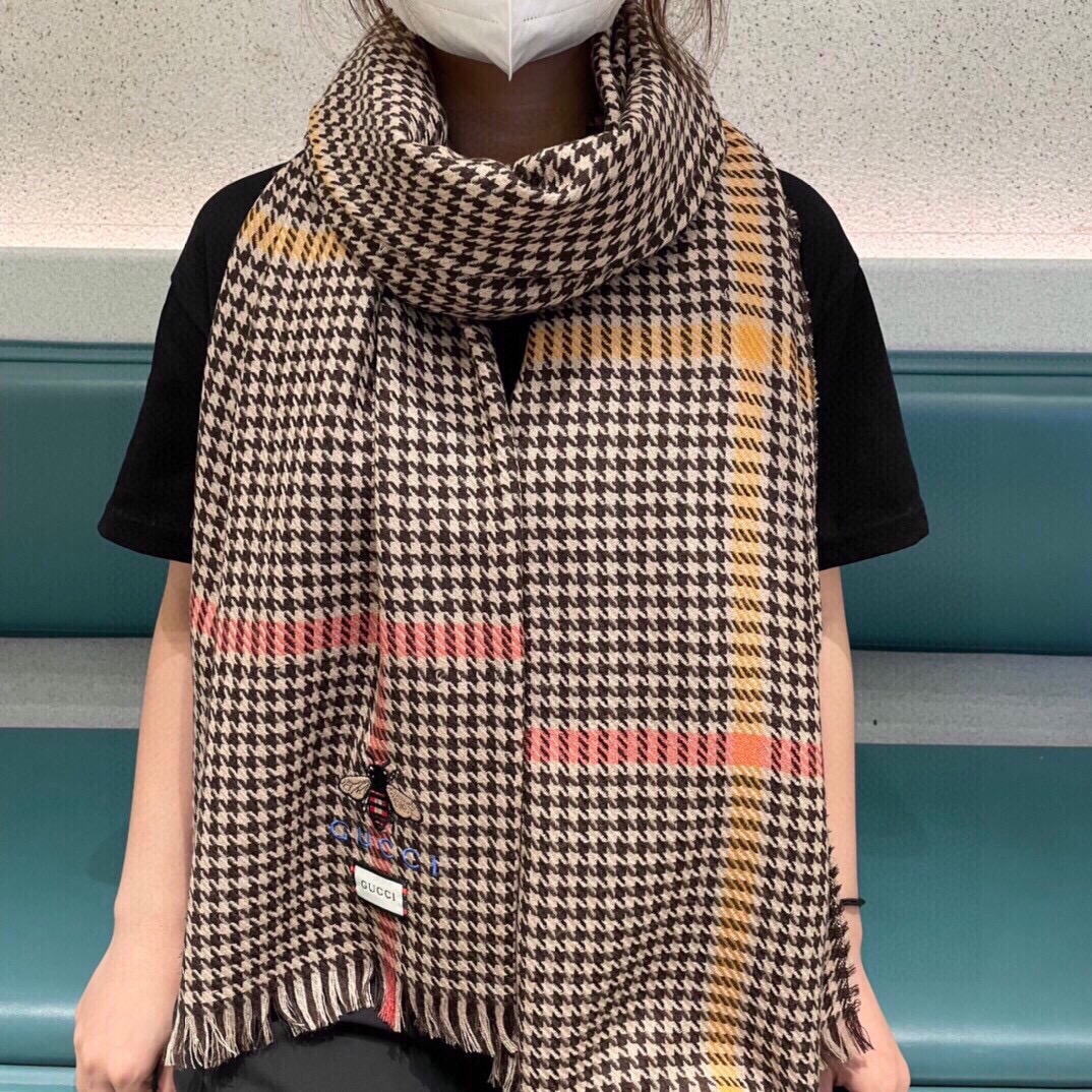 NO:172795,The latest model of Guqi counter [top cashmere scarf] is popular. The real thing is really beautiful. The shawl is embroidered with exquisite logo. The color of the whole scarf is very well matched. The details can be seen. The entire shawl scarf gives people a big brand aura and is very exquisite and high-end VIP recommended. The new 70Xcm, high-end scarf, shawls19860909古奇专柜最新款【顶级羊绒围巾】爆款哦 实物真心美 披肩配以精美logo的刺绣整条围巾颜色的搭配都非常到位细节都可见整个披肩围巾给人大牌气场的同时又非常精致高端VIP推荐绝对值得入手的新款70Xcm,高版本围巾,shawls,scarf