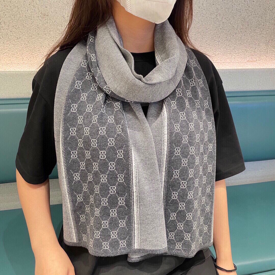 NO:172819,All are [Classic Letter Double-Sided Cashmere Scarf] in the BBBLY fashion industry's leading brand, and are sought after by many fashionable experts!  This shawl really has a big brand. The most classic masterpiece belongs to B. All the colors sold in the counter are exactly the same, each color has its own tone!  Although I am not a professional scarf, this model has a high craftsmanship level. After all, it is a first-line style. It uses cashmere texture and original breathing mesh pattern design. It is fashionable and personalized. So the quality is really a sell-off in all markets. Without further ado, in short, so many celebrities, rich and beautiful internet celebrities are pursuing, so I don’t need to say much!  Still this sentence, who is surrounded by the big brand, high-version scarf, burberry, shawls19860909全部是专柜在售的【经典字母双面羊绒围巾】巴宝利潮流时尚界的领军大牌牌,受很多时髦达人追捧！这款披肩真的谁围谁大牌,属于B最经典的力作全部都是专柜在售的颜色,一模一样,每个色各有腔调！虽然不是围巾专业户,但这款的工艺水准还是很高的,毕竟是一线,选用的羊绒质地,独创呼吸网眼纹路设计~时髦又个性.所以关于品质真的是秒杀各路市场货.话不多说,总之,这么多明星白富美网红争相追捧的款,有多好看就根本不需要我多说了！还是这句话谁围谁大牌,高版本围巾,burberry,shawls,scarf