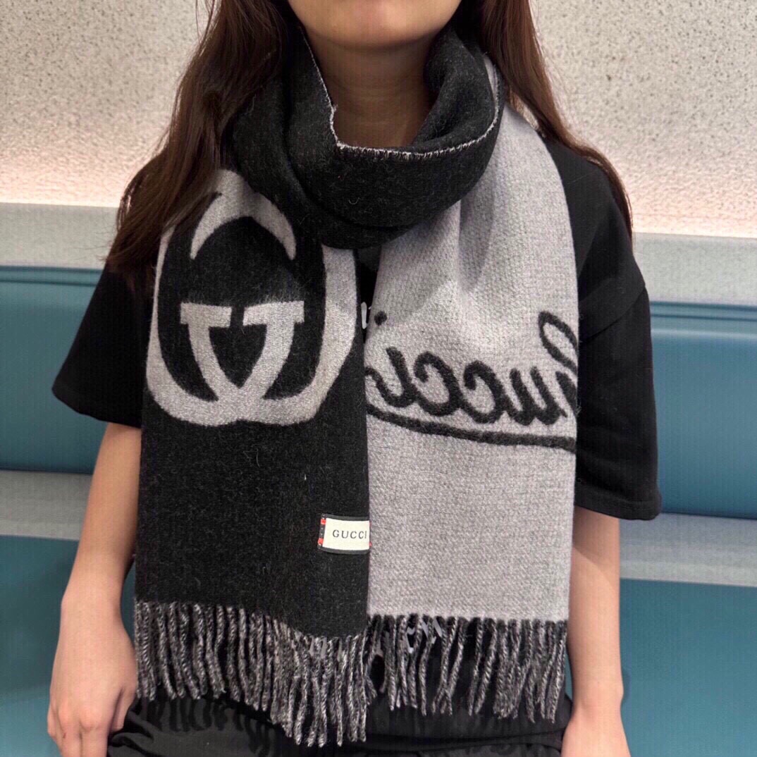 NO:172792,The latest style of the counter is coming to the top color weaving process. This process is only available in the real OEM factory. Top cashmere scarf. High-end products. Fashion brand colors are super positive, super soft, warm and skin-friendly. Simple plain colors are very elegant. It is really rare. The 32*180cm size long scarf is definitely a high-end quality that is slow to use. Wear it, you can go to the major counters for a walk with confidence. High-version scarf.19860909专柜最新款古奇火爆来袭顶级色织工艺此工艺只有大牌纯正代工厂才有的工艺顶级羊绒围巾高尖端产物时尚大牌颜色超正超级柔软保暖亲肤,简单的素色非常大气..真的是臻品罕见.32*180cm尺寸长巾绝对是手慢无的高端精品戴着它可以放心的去各大专柜遛弯哦,,高版本围巾,scarf