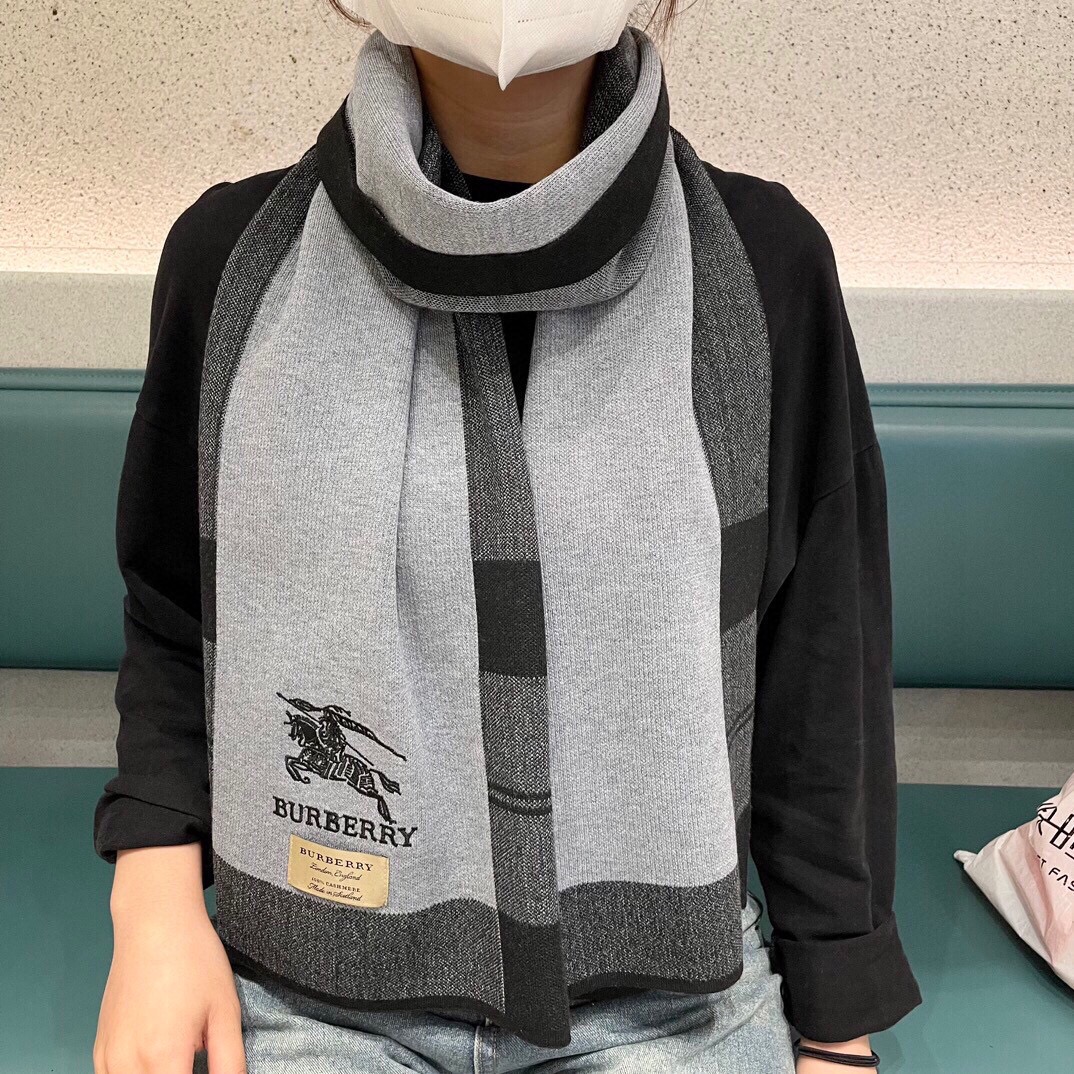 NO:172811,The hot-selling couple model B home [Classic War Horse] Exclusive cow product Luxury is all in the size, high-end quality with super high cashmere quality will be favored by this brand. This boutique is a rare scarf knitted on the market. It is really a super high-end product. Only this big brand will have every color, love, and keep every color. Good goods sold for one less. Imported knitted cashmere size 180*32, high-version scarf19860909爆款上新 情侣款B家【经典战马】独家牛货 奢华尽在尺寸之间,高端品质具有超高羊绒品质才会被此品牌青睐这种精品是市场上及其少见的围巾针织,真是超级高端货只有这种大品牌才会拥有每色都是大爱每色都留.卖一条少一条的好货 进口针织羊绒 尺寸180*32,高版本围巾,scarf