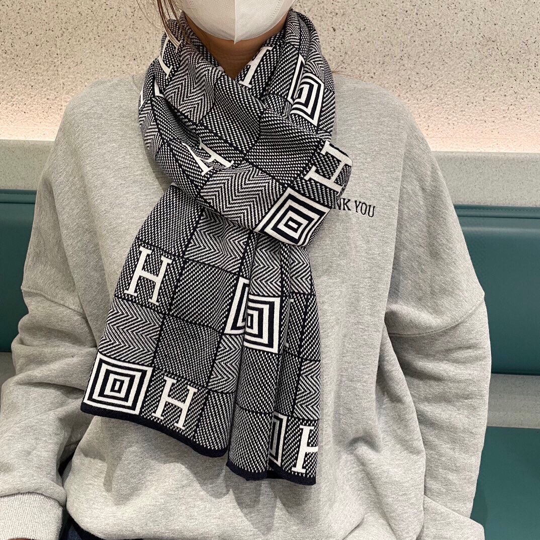 NO:172826,The popular product is available. Couple model Hermes. Exclusive cow goods. Luxury is all in the size. Only high-end quality with super high cashmere quality will be favored by this brand. This boutique is a rare scarf knitted on the market. It is really a super high-end product. Only this big brand will have every color. Every color is left. Good product that sells one less. Imported knitted cashmere size 180*32, high-version scarf, hermes19860909爆款上新 情侣款爱马仕 独家牛货 奢华尽在尺寸之间,高端品质具有超高羊绒品质才会被此品牌青睐这种精品是市场上及其少见的围巾针织,真是超级高端货只有这种大品牌才会拥有每色都是大爱每色都留.卖一条少一条的好货 进口针织羊绒 尺寸180*32,高版本围巾,hermes,scarf