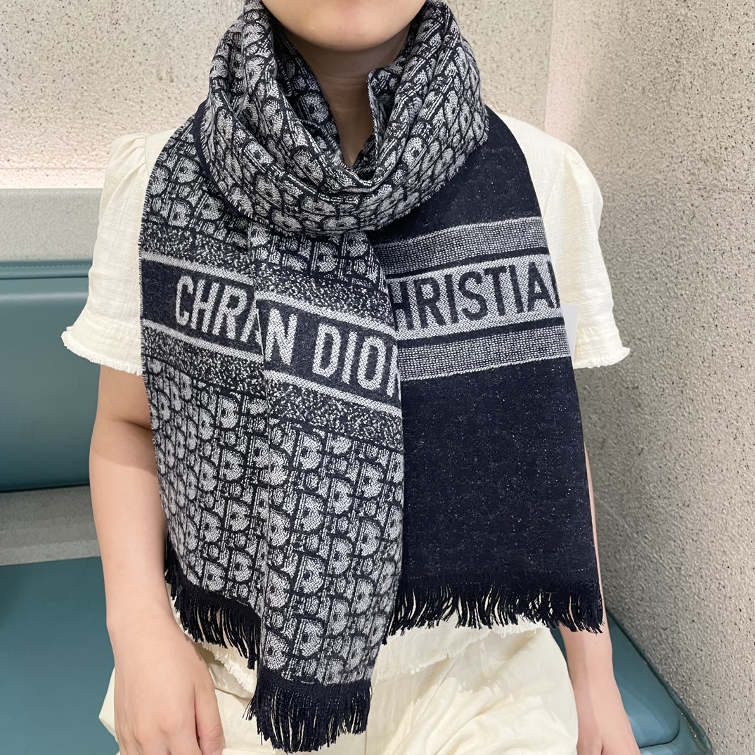 NO:177482,The latest style of the counter is coming to the top color weaving process. This process is only available in the real OEM factory. Top cashmere scarf. High-end products. Fashion brand colors are super positive, super soft, warm and skin-friendly. Simple plain colors are very elegant. It is really rare. The 32*180cm size long scarf is definitely a high-end quality that is slow to use. Wear it, you can go to the major counters for a walk with confidence. High-version scarf, high-version scarf.19860909专柜最新款古奇火爆来袭顶级色织工艺此工艺只有大牌纯正代工厂才有的工艺顶级羊绒围巾高尖端产物时尚大牌颜色超正超级柔软保暖亲肤,简单的素色非常大气..真的是臻品罕见.32*180cm尺寸长巾绝对是手慢无的高端精品戴着它可以放心的去各大专柜遛弯哦,高版本围巾,高版本围巾,scarf