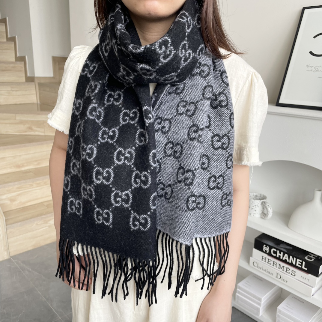 NO:177745,The latest style of the counter is coming to the top color weaving process. This process is only available in the real OEM factory. Top cashmere scarf. High-end products. Fashion brand colors are super positive, super soft, warm and skin-friendly. Simple plain colors are very elegant. It is really rare. The 32*180cm size long scarf is definitely a high-end quality that is slow to use. Wear it, you can go to the major counters for a walk with confidence. High-version scarf, high-version scarf.19860909专柜最新款古奇火爆来袭顶级色织工艺此工艺只有大牌纯正代工厂才有的工艺顶级羊绒围巾高尖端产物时尚大牌颜色超正超级柔软保暖亲肤,简单的素色非常大气..真的是臻品罕见.32*180cm尺寸长巾绝对是手慢无的高端精品戴着它可以放心的去各大专柜遛弯哦,高版本围巾,高版本围巾,scarf