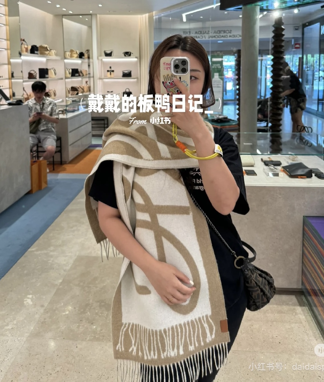 NO:178184,The new Loewe (milk tea) is very lucky to get the things from this brand. It is really rare. It rarely makes orders in China. There are really few styles. Poor Loewe is the top luxury brand in Spain. It adheres to tradition, skills, enthusiasm, and exudes a unique Spanish aristocratic atmosphere! This model is a custom window model for Barcelona counters! The overall composition of the scarf is designed for their brand's most classic LOGO style high-version scarf, high-version scarf, loewe19860909新款罗意威（奶茶）很幸運拿到這個品牌的東西,真的不多見,很少在國內做訂單,款式真的少的可怜羅意威作為西班牙的頂尖奢侈品牌,秉承傳統,技藝,熱誠,散髮獨特的西班牙貴族氣息！本款為巴塞羅納專櫃的櫥窗定制款！围巾整体构图为他们品牌最经典的LOGO风格设计高版本围巾,高版本围巾,loewe,scarf