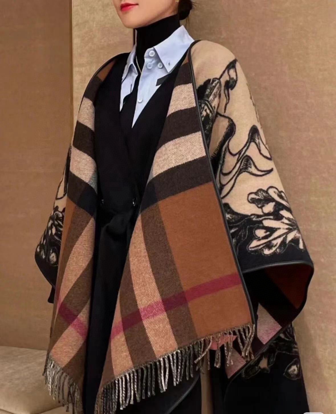 NO:178172,The Equestrian Knight Cashmere Jacquard Cape A B double-sided can be worn with jacquard worsted cashmere fabric, decorating the brand's large plaid and equestrian Knight design. Hand-painted prints integrate the brand logo into the oak leaves and acorn background to highlight the Burberry style!  Specifications 140x140cm. Cashmere high-version scarf, high-version scarf19860909马术骑士羊绒提花斗篷A B面双面可佩戴选用提花精纺羊绒面料制成,装饰品牌大号格纹和马术骑士设计.手绘印花,将品牌徽标融入橡树叶和橡果背景中,彰显博柏利风范！规格140x140cm.羊绒高版本围巾,高版本围巾,scarf